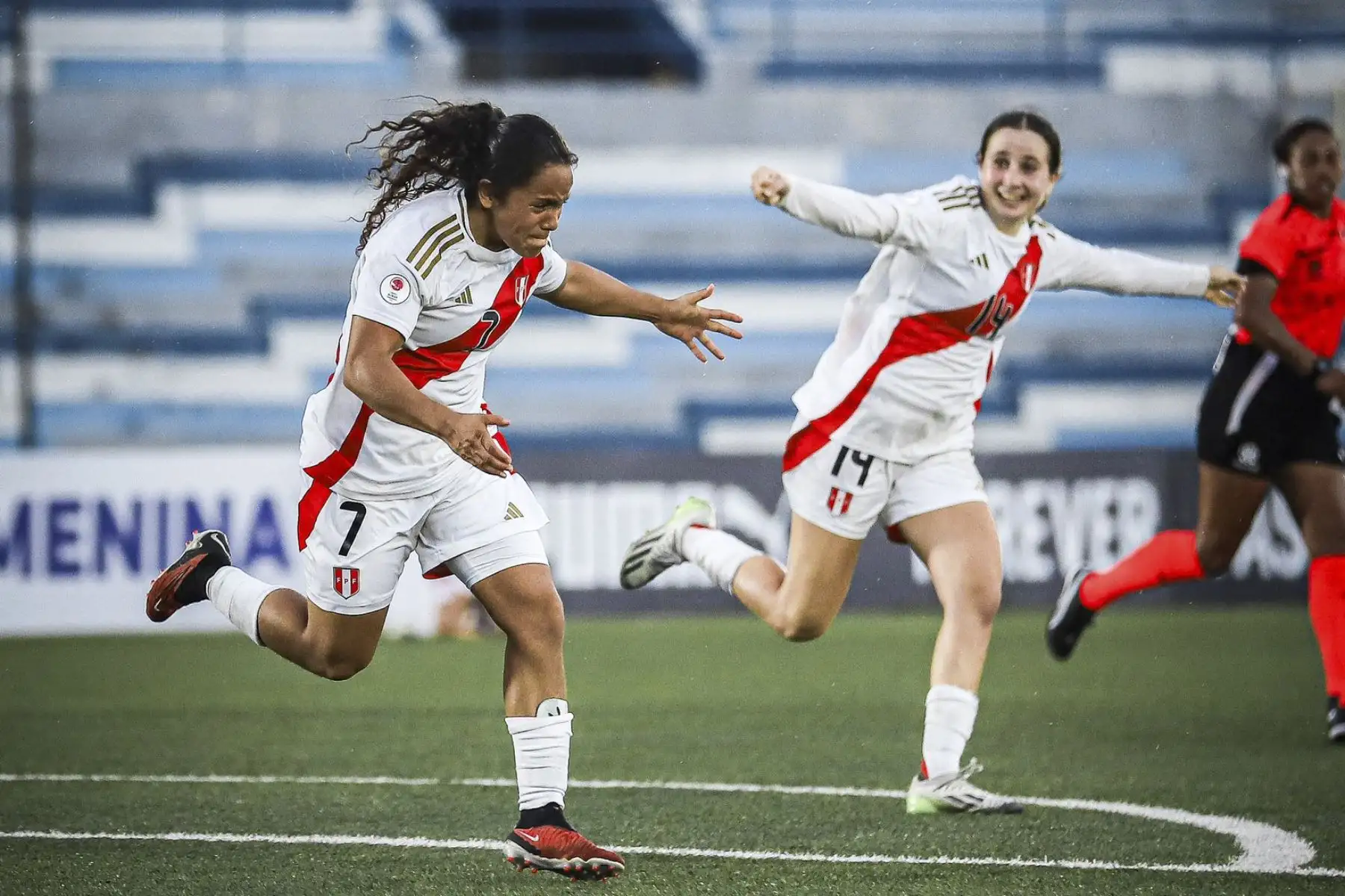 Perú clasificó al hexagonal final del Sudamericano Femenino Sub 20. La ‘Bicolor’ venció 2-1 a Uruguay por la fecha 4 del Sudamericano SUB20 Femenino 2024. Con este triunfo, el combinado nacional suma 7 puntos y se clasificó a la siguiente etapa del torneo.
Foto: @LaBicolor