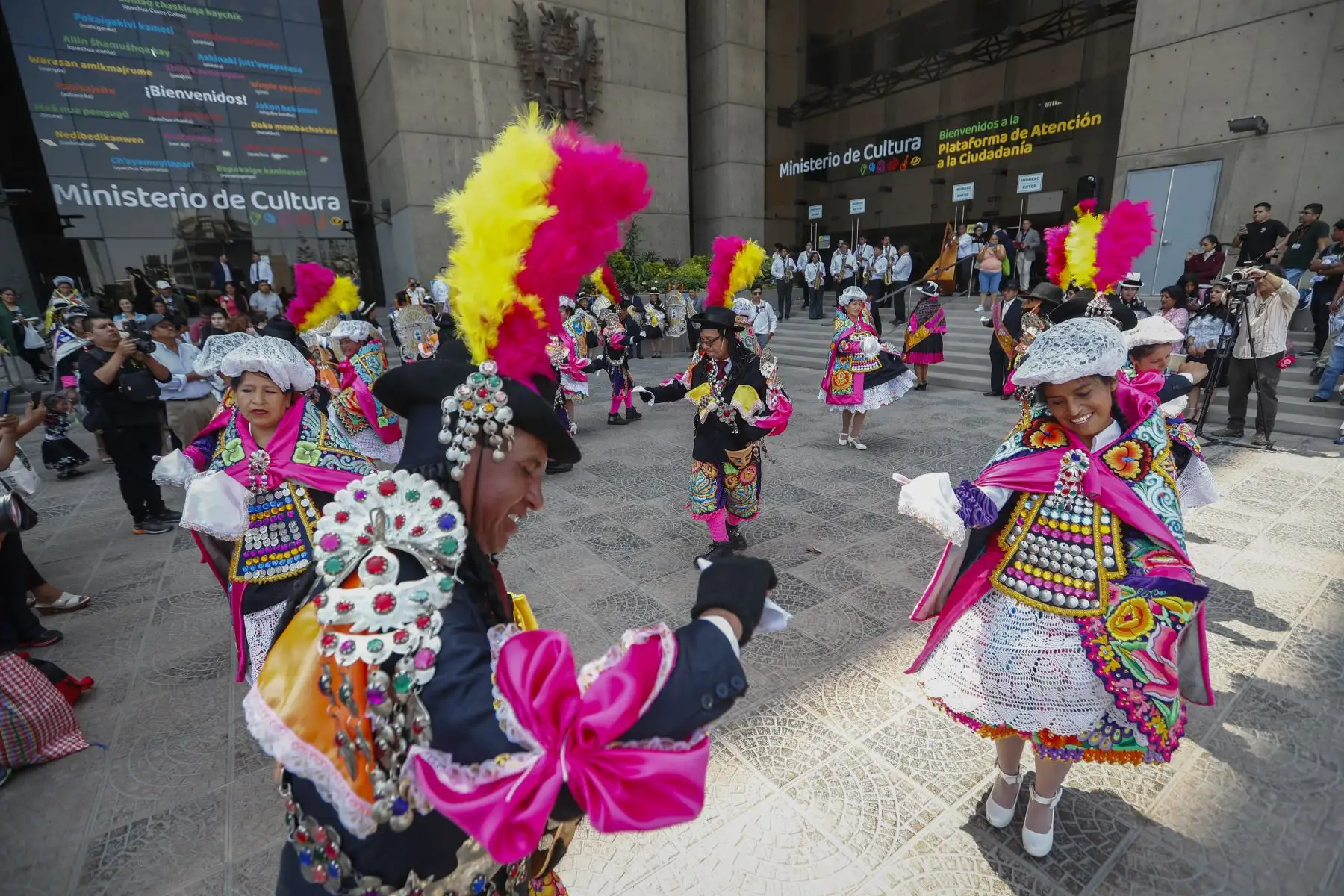 Al menos 6000 personas participarán en las actividades del lanzamiento de la Chonguinada considerada como Patrimonio Cultural de la Nación que se realizará en la provincia heroica de Junín del departamento del mismo nombre. De esta manera se convertirá en el elenco más grande de los últimos años en danzar de manera sincronizada esta hermosa danza. 
Foto: ANDINA/Daniel Bracamonte