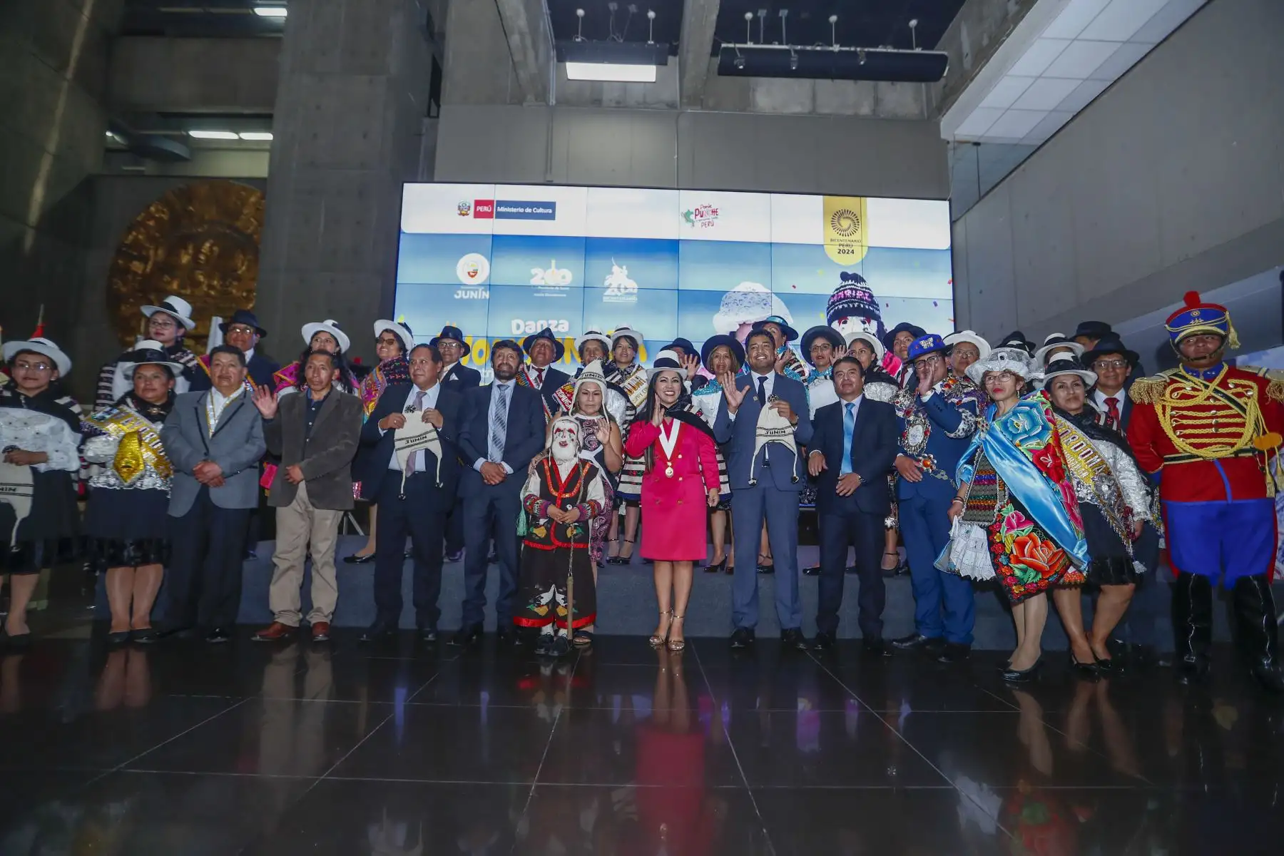 Al menos 6000 personas participarán en las actividades del lanzamiento de la Chonguinada considerada como Patrimonio Cultural de la Nación que se realizará en la provincia heroica de Junín del departamento del mismo nombre. De esta manera se convertirá en el elenco más grande de los últimos años en danzar de manera sincronizada esta hermosa danza. 
Foto: ANDINA/Daniel Bracamonte
