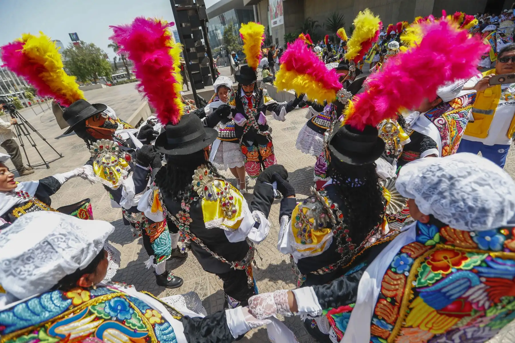 Al menos 6000 personas participarán en las actividades del lanzamiento de la Chonguinada considerada como Patrimonio Cultural de la Nación que se realizará en la provincia heroica de Junín del departamento del mismo nombre. De esta manera se convertirá en el elenco más grande de los últimos años en danzar de manera sincronizada esta hermosa danza. 
Foto: ANDINA/Daniel Bracamonte