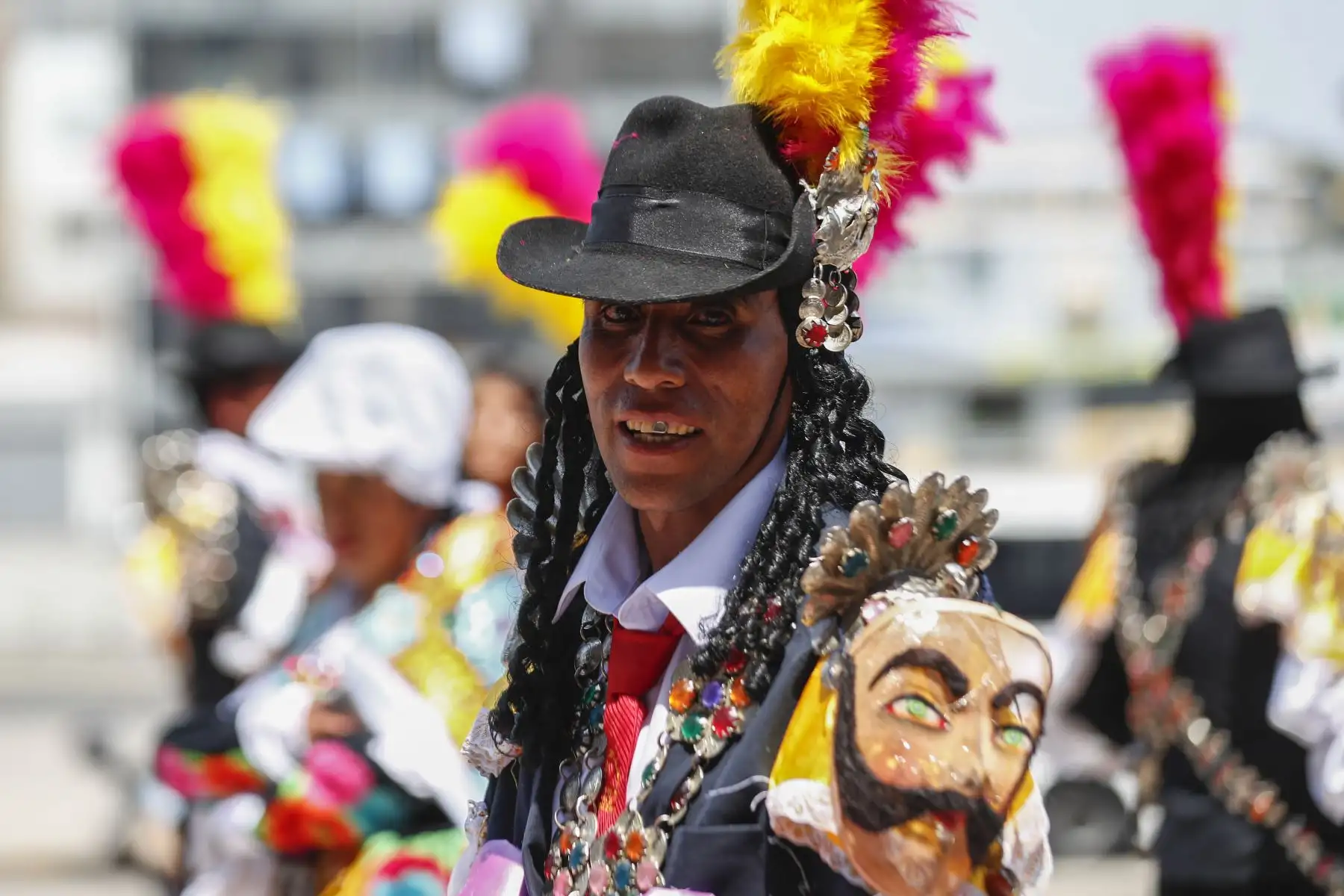Desde la sede del Ministerio de Cultura en San Borja más de 100 parejas se presentaron y demostraron los pasos de la histórica danza. “Esto es una celebración que rinde un homenaje a aquellos que hoy siguen trabajando por la puesta en valor de sus tradiciones a través del legado histórico, sus festividades y desde las expresiones folclóricas que siempre debemos revalorar”, dijo Zevallos Meza. 
Foto: ANDINA/Daniel Bracamonte