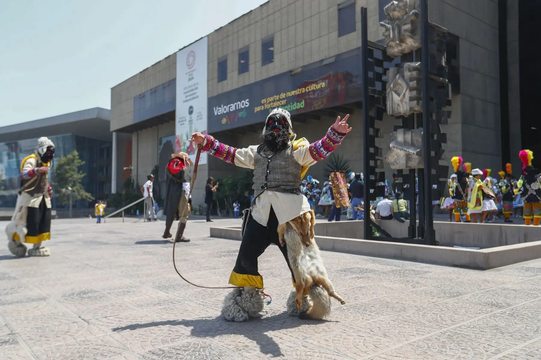 Desde la sede del Ministerio de Cultura en San Borja más de 100 parejas se presentaron y demostraron los pasos de la histórica danza. “Esto es una celebración que rinde un homenaje a aquellos que hoy siguen trabajando por la puesta en valor de sus tradiciones a través del legado histórico, sus festividades y desde las expresiones folclóricas que siempre debemos revalorar”, dijo Zevallos Meza. 
Foto: ANDINA/Daniel Bracamonte