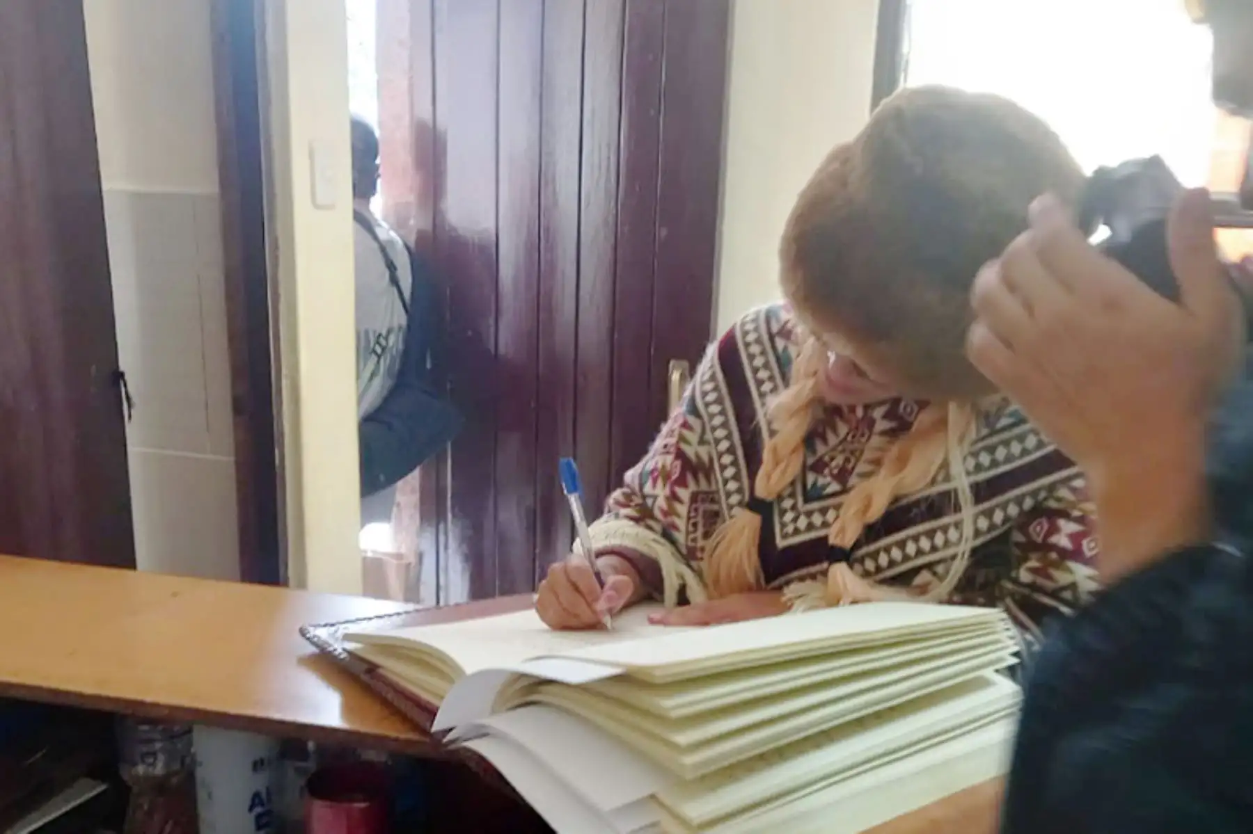 Personal de la Dirección Desconcentrada de Cultura (DDC) Cusco la invitó, como es costumbre, a firmar el libro de personalidades que visitan nuestro legado, en el que dejó su rúbrica y un cálido mensaje.
Foto: MINCUL