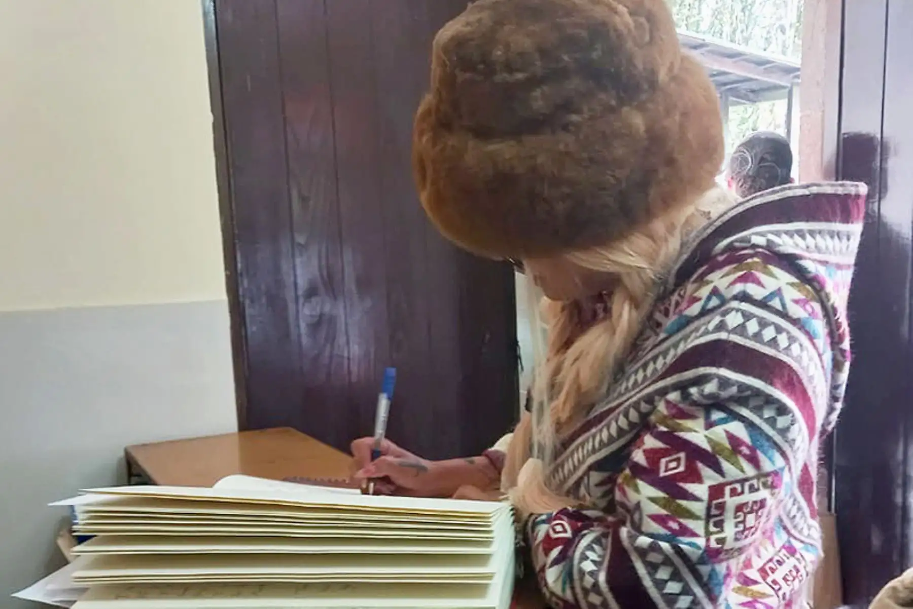 Personal de la Dirección Desconcentrada de Cultura (DDC) Cusco la invitó, como es costumbre, a firmar el libro de personalidades que visitan nuestro legado, en el que dejó su rúbrica y un cálido mensaje.
Foto: MINCUL