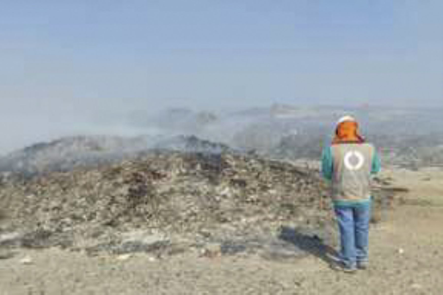 El área degradada de residuos sólidos municipales denominada “Botadero altura del km 9.5 carretera Santana Chiri” tiene una extensión de 23.79 hectáreas. Foto: ANDINA/OEFA