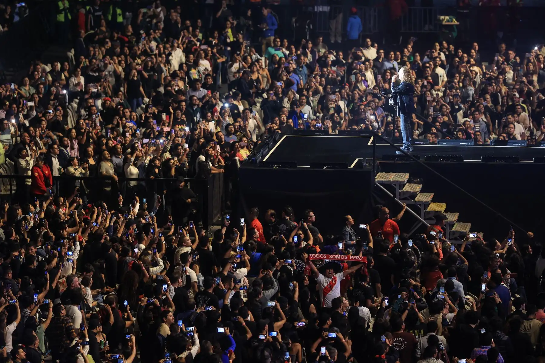 El estadio de la Universidad San Marcos fue el escenario para que la  banda mexicana Maná liderada por Fher, deleitara esta noche al público peruano, ofreciendo sus clásicos del rock en español y temas emblemáticos que han marcado la historia de la música.
Foto: ANDINA/Jhonel Rodríguez