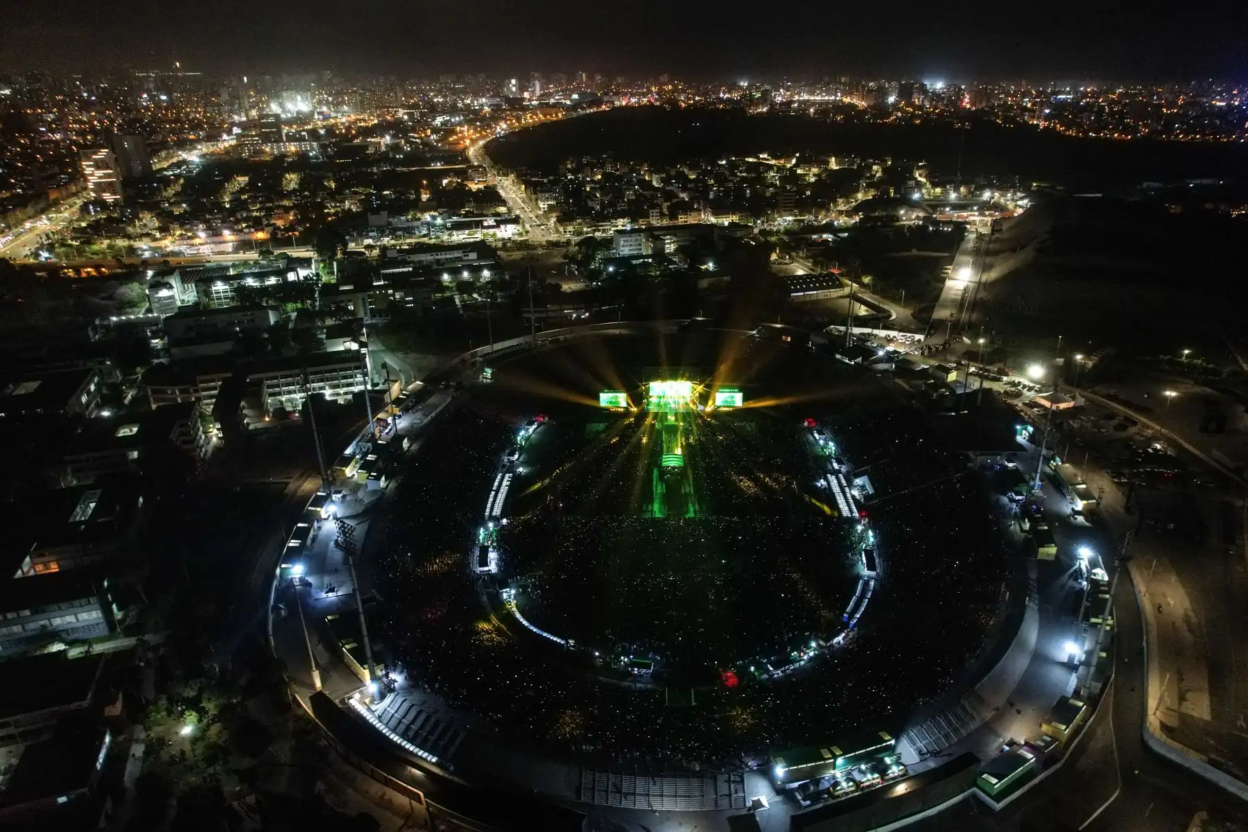El estadio de la Universidad San Marcos fue el escenario para que la  banda mexicana Maná liderada por Fher, deleitara esta noche al público peruano, ofreciendo sus clásicos del rock en español y temas emblemáticos que han marcado la historia de la música.
Foto: ANDINA/Jhonel Rodríguez