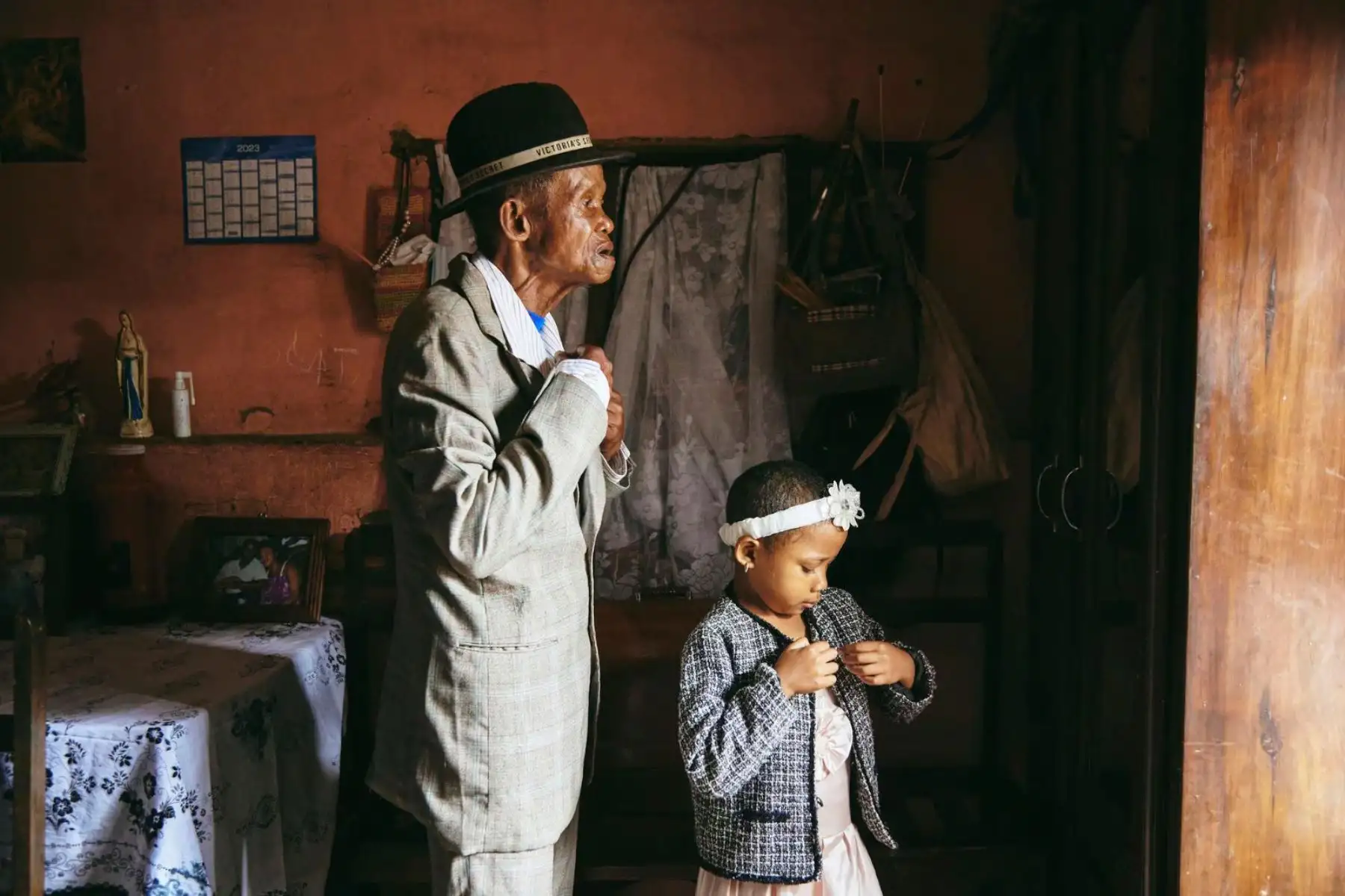 Premio al reportaje gráfico del año para la sudafricana Lee-Ann Olwage para GEO. En la imagen, Dada Paul y su nieta Odliatemix, de cinco años, se preparan para ir a la iglesia el domingo por la mañana en su casa de Madagascar, el 12 de marzo de 2023. Él sufre demencia desde hace 11 años. En Madagascar, la falta de conciencia pública en torno a la demencia significa que las personas que muestran síntomas de pérdida de memoria a menudo son estigmatizadas.
LEE-ANN OLWAGE