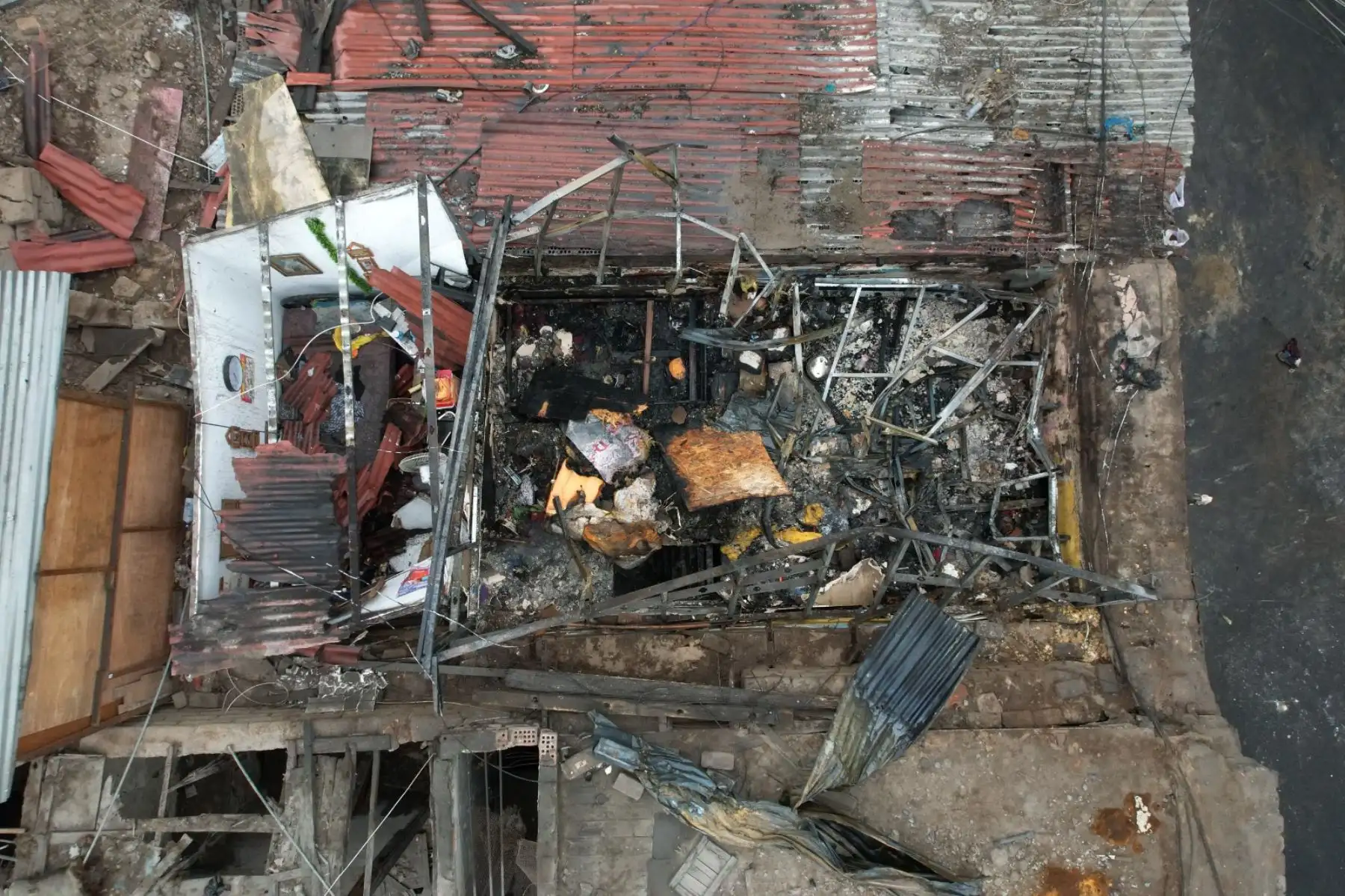 Un incendio se desató esta madrugada en la cuadra 5 de Jirón Angaraes, en el Cercado de Lima. Foto: ANDINA/ Daniel Bracamonte