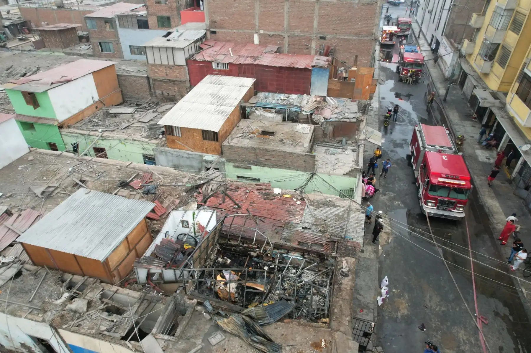 Personal de emergencia atendió a los vecinos que fueron afectados por el humo, en medio del pánico y la desesperación de los habitantes del lugar. Foto: ANDINA/ Daniel Bracamonte