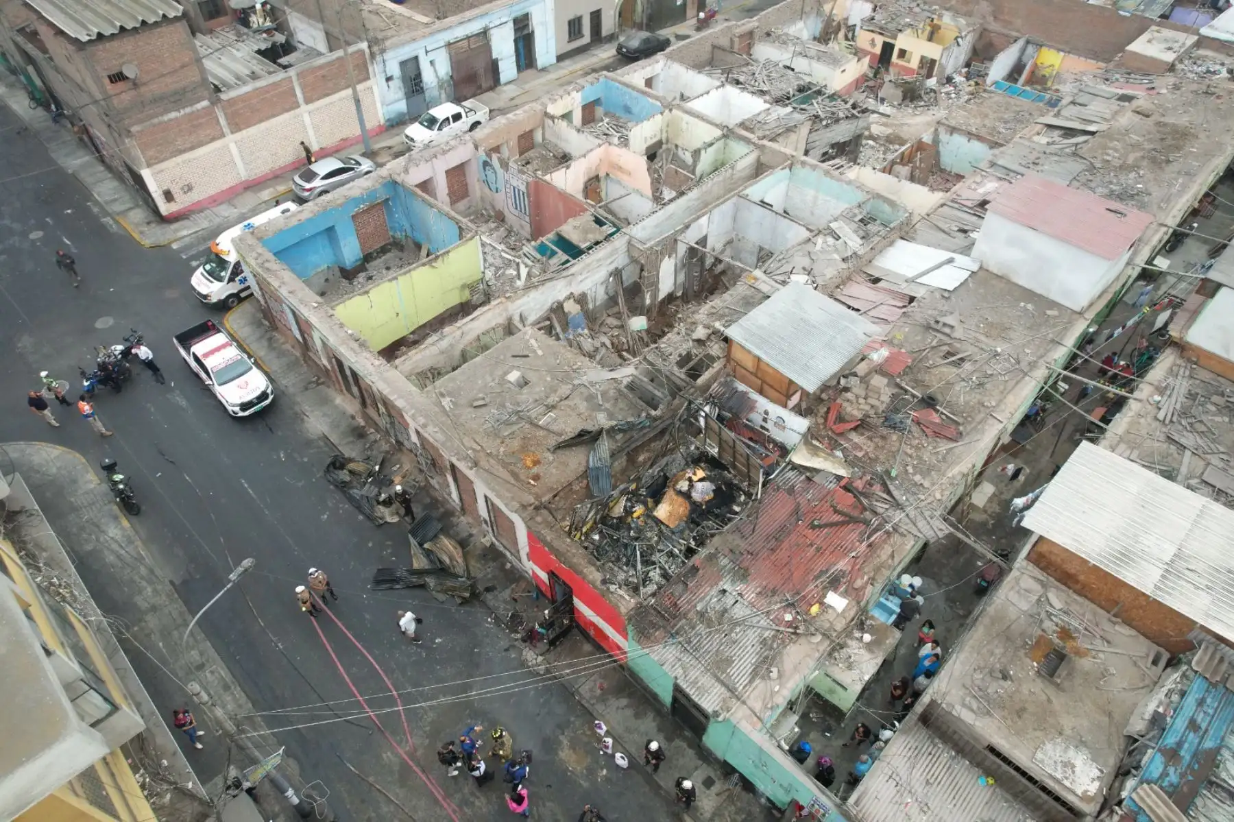 Personal de emergencia atendió a los vecinos que fueron afectados por el humo, en medio del pánico y la desesperación de los habitantes del lugar. Foto: ANDINA/ Daniel Bracamonte