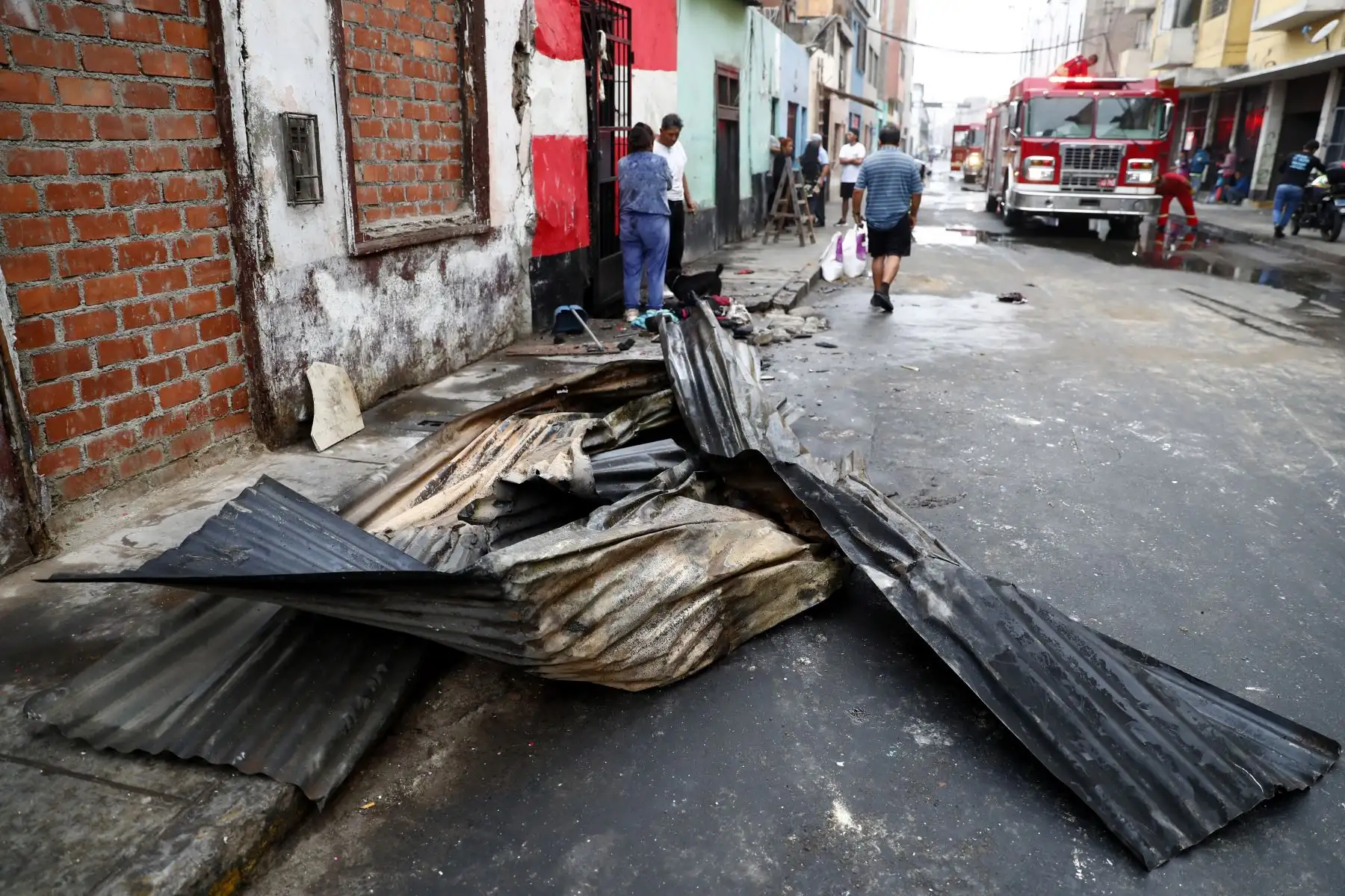 Un incendio de medianas proporciones se desató esta madrugada en una vivienda de la cuadra 5 de Jirón Angaraes, en el Cercado de Lima. Foto: ANDINA/Daniel Bracamonte
