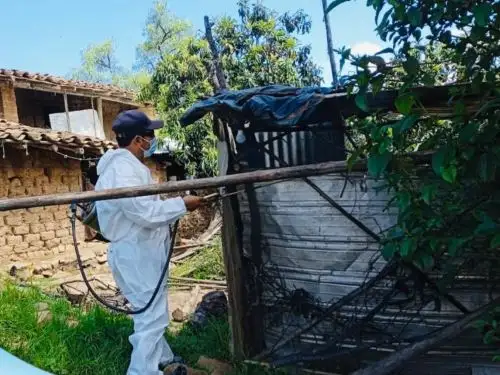 Brigadas de salud de Áncash realizan fumigación en diversos caseríos del distrito de Bolognesi para frenar los contagios de la uta. ANDINA/Difusión