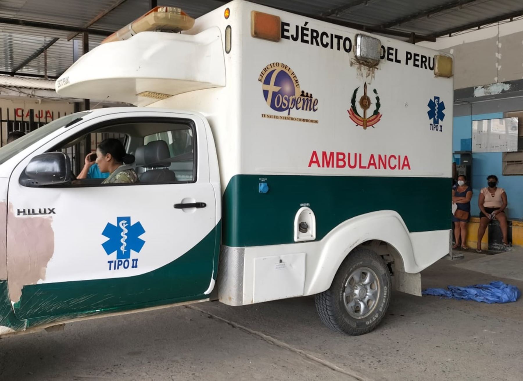 Los dos soldados heridos por la fuerte explosión fueron trasladados en una ambulancia del Ejército del Perú al hospital JAMO de Tumbes. Foto: Milagros Rodríguez