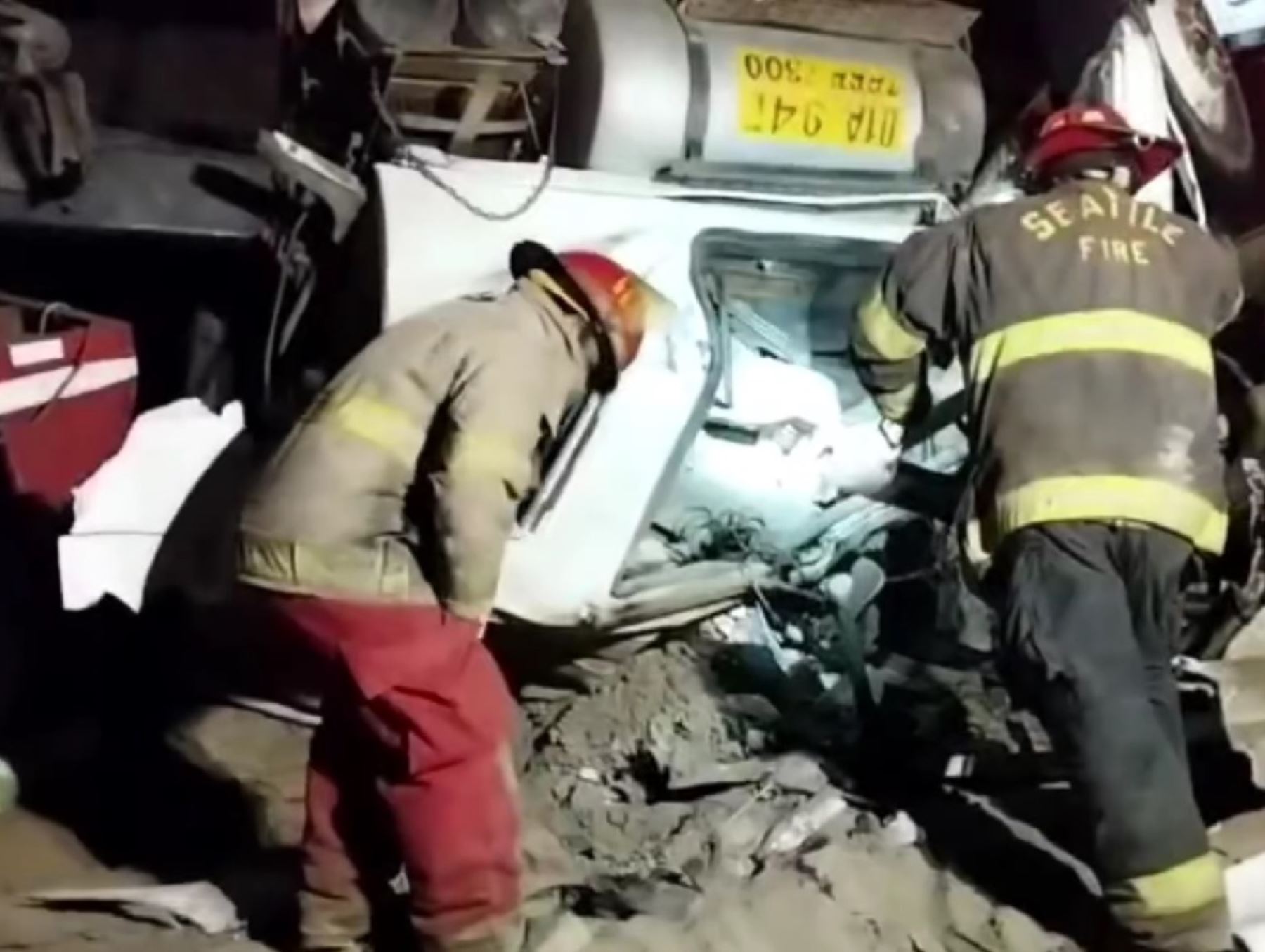 Los bomberos realizaron denodados esfuerzos para rescatar los cuerpos de las dos personas que fallecieron tras el despiste de un tráiler en la carretera Panamericana Norte en Huarmey, en Áncash. ANDINA/Difusión