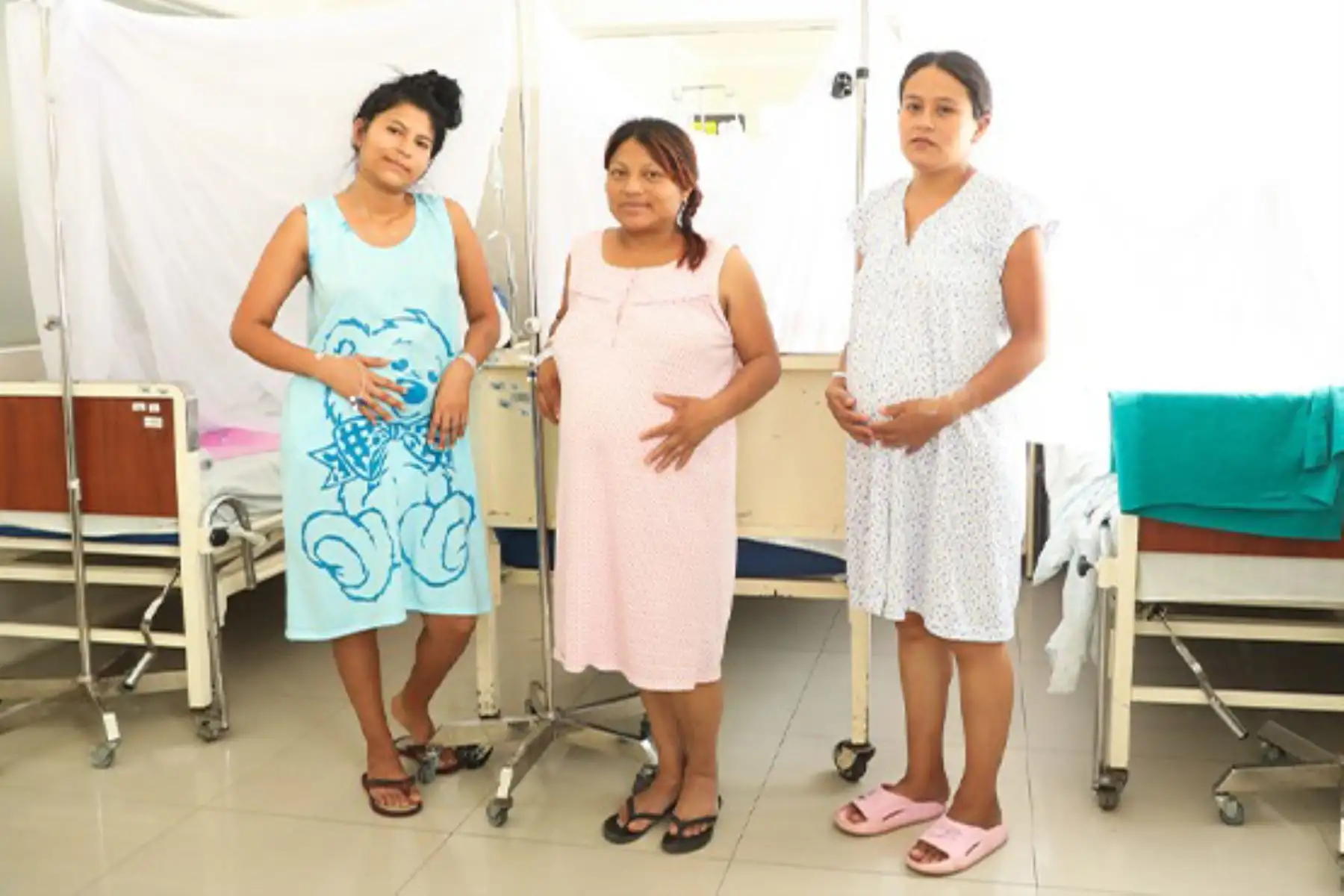En medio de la tempestad, un faro de esperanza brilló para estas mujeres y sus pequeños, gracias a la atención recibida en el Hospital Nacional Sergio E. Bernales. Foto: ANDINA/Difusión