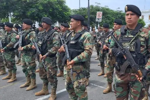 La presidenta Dina Boluarte, durante su discurso de 28 de julio, anunció que se trabajan proyectos normativos para una nueva escala remunerativa de los miembros de las Fuerzas Armadas y Policía Nacional del Perú, tanto en situación de actividad y de retiro.