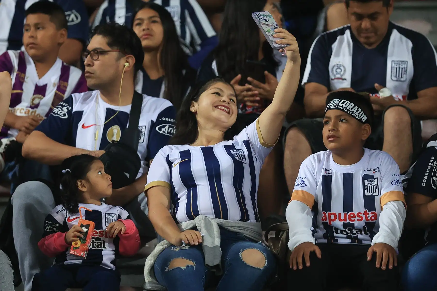 Hinchas de Alianza Lima se preparan para alentar a su equipo en el estadio Nacional, previo al encuentro que disputarán contra el Sport Boys. Foto: ANDINA/Jhonel Rodríguez