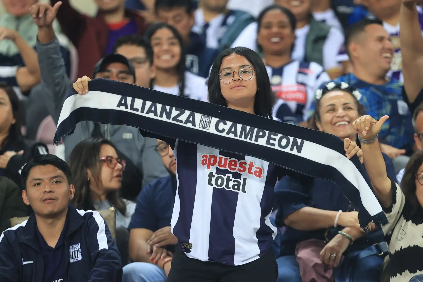 Hinchas de Alianza Lima se preparan para alentar a su equipo en el estadio Nacional, previo al encuentro que disputarán contra el Sport Boys. Foto: ANDINA/Jhonel Rodríguez
