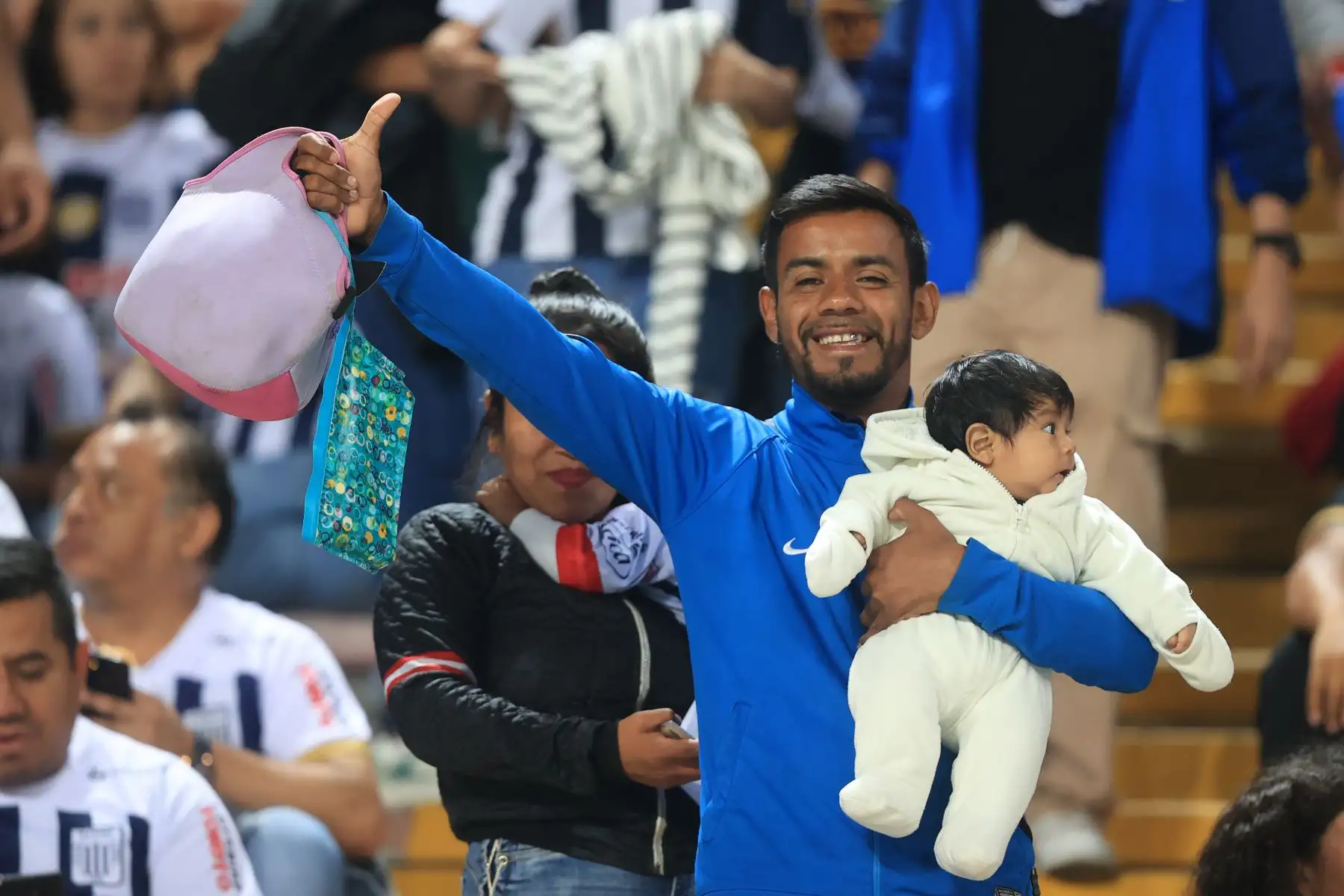 Hinchas de Alianza Lima se preparan para alentar a su equipo en el estadio Nacional, previo al encuentro que disputarán contra el Sport Boys. Foto: ANDINA/Jhonel Rodríguez