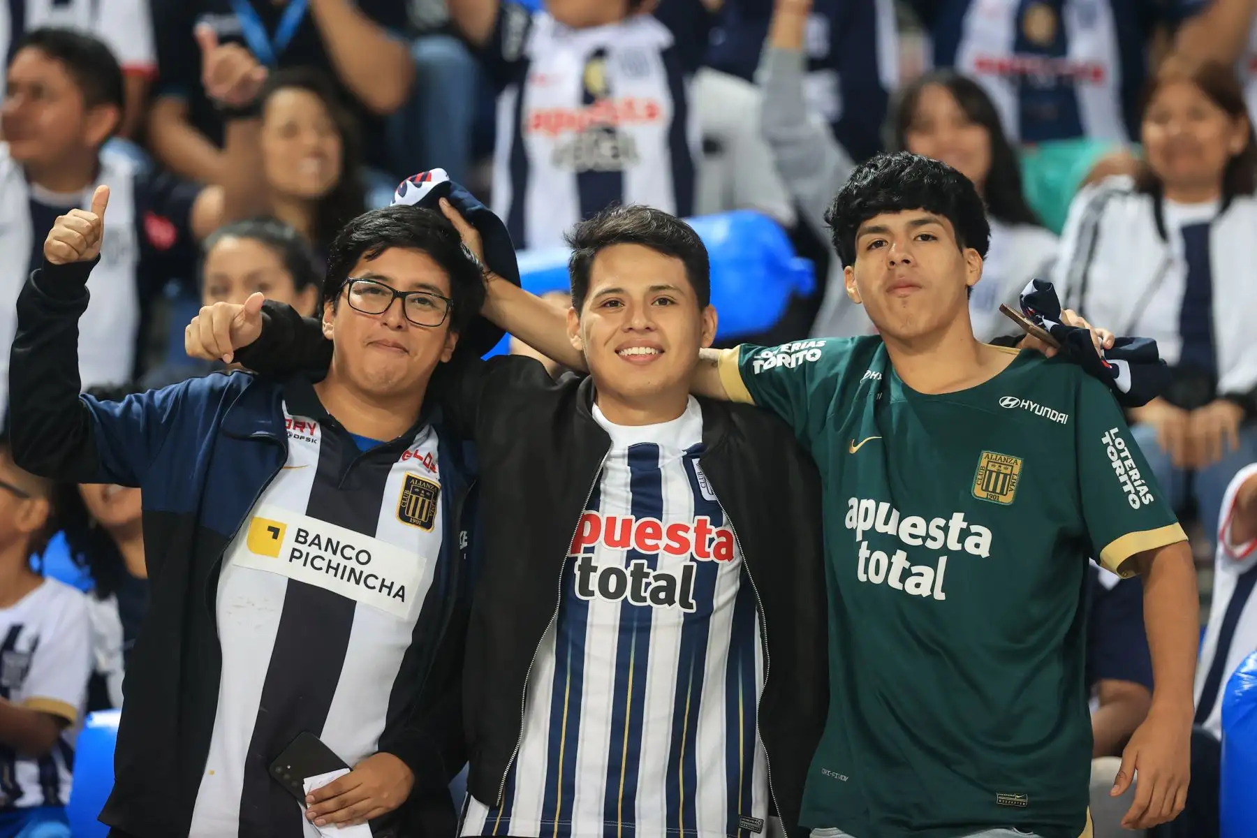 Hinchas de Alianza Lima se preparan para alentar a su equipo en el estadio Nacional, previo al encuentro que disputarán contra el Sport Boys. Foto: ANDINA/Jhonel Rodríguez