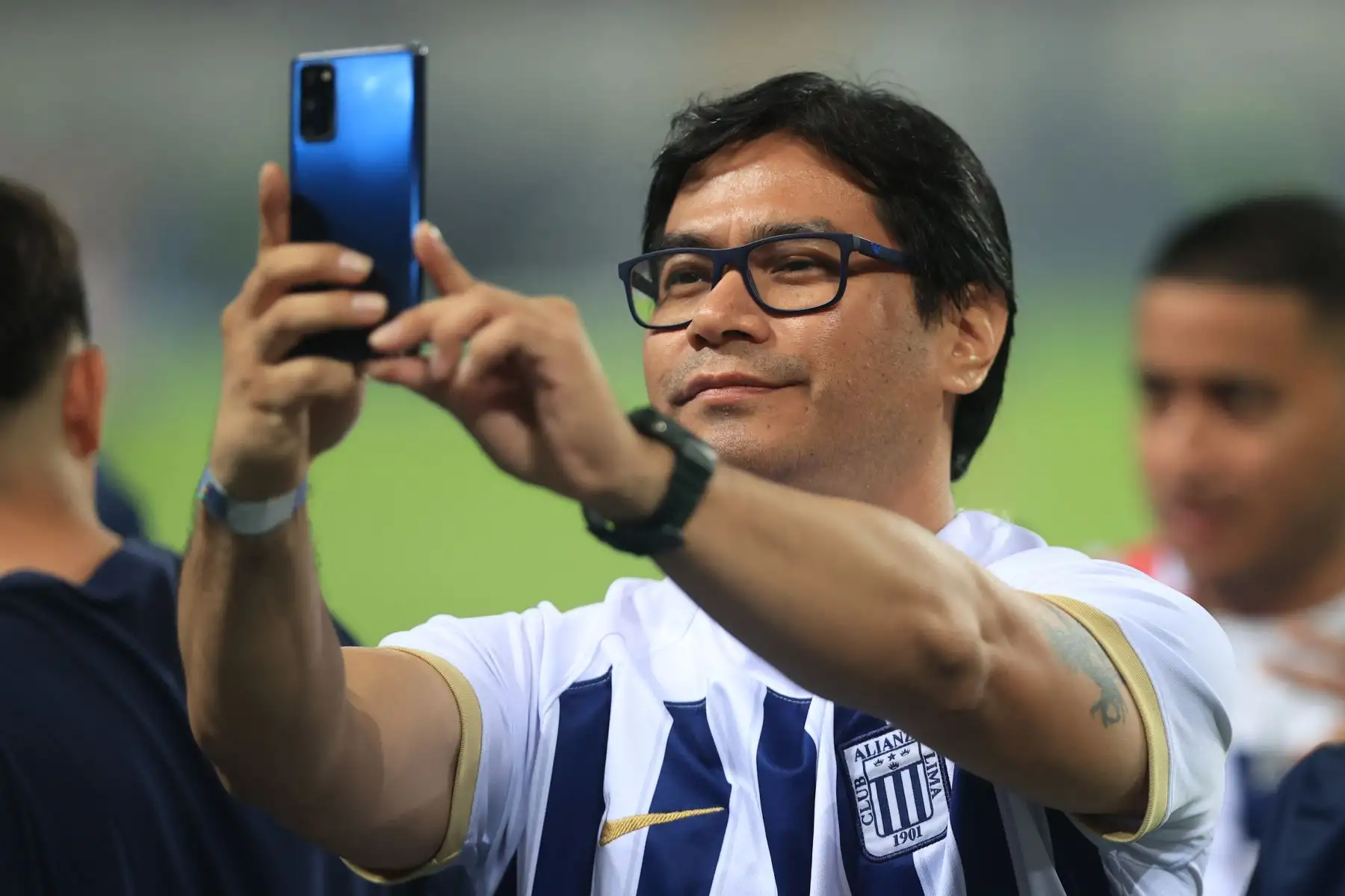 Hinchas de Alianza Lima se preparan para alentar a su equipo en el estadio Nacional, previo al encuentro que disputarán contra el Sport Boys. Foto: ANDINA/Jhonel Rodríguez