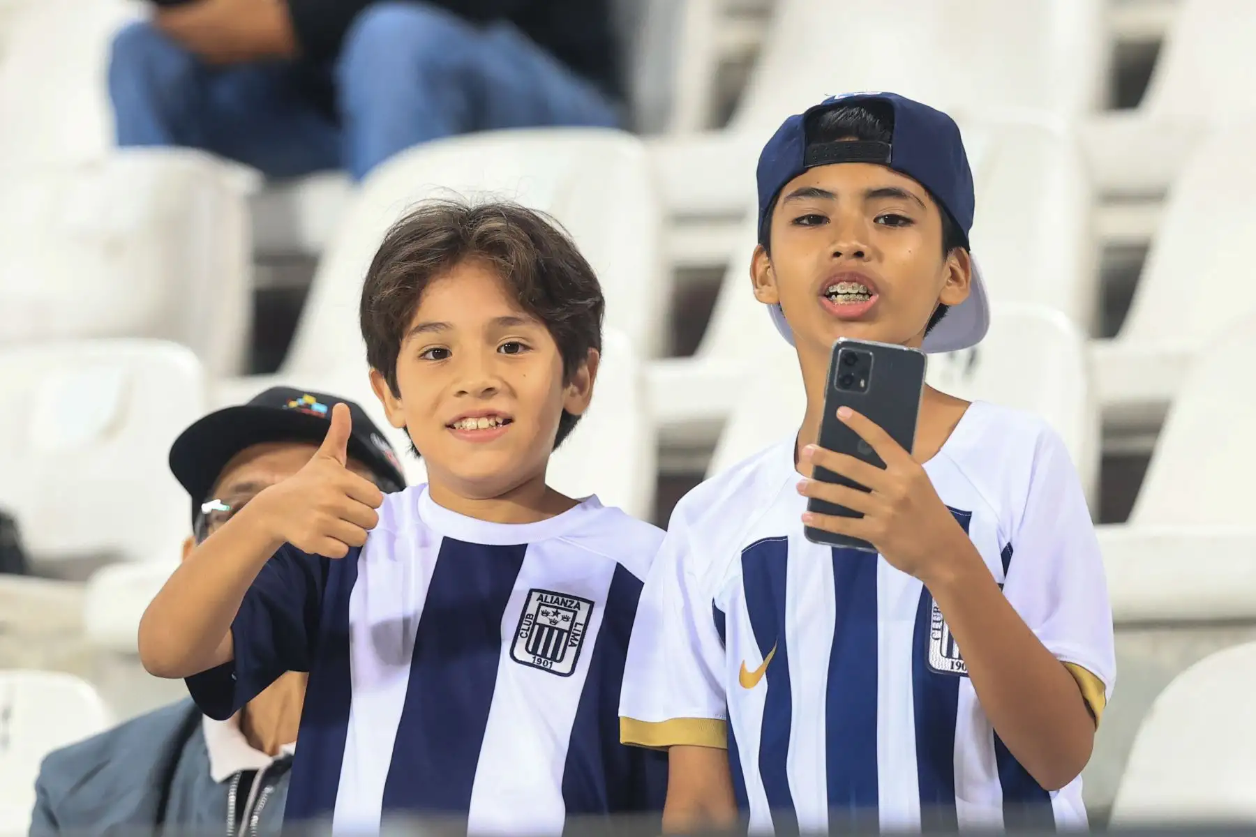 Hinchas de Alianza Lima se preparan para alentar a su equipo en el estadio Nacional, previo al encuentro que disputarán contra el Sport Boys. Foto: ANDINA/Jhonel Rodríguez