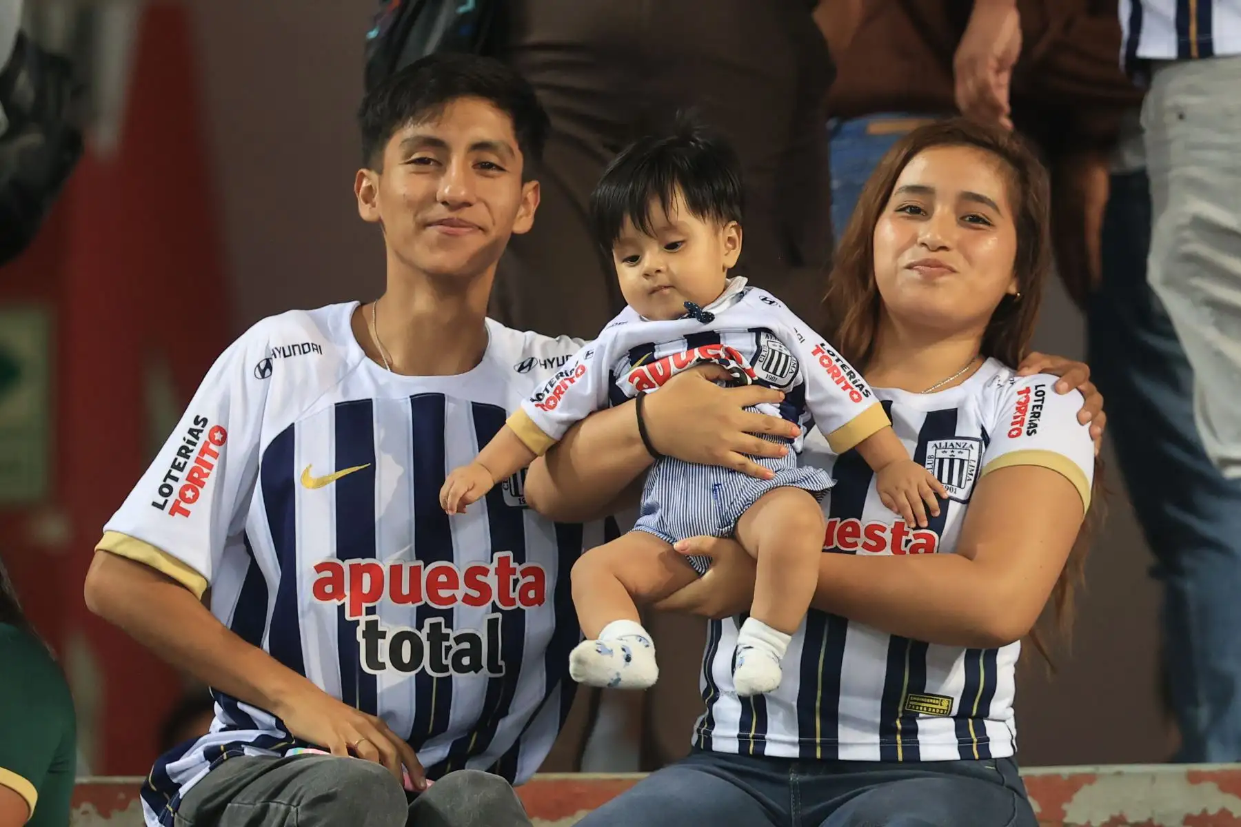 Hinchas de Alianza Lima se preparan para alentar a su equipo en el estadio Nacional, previo al encuentro que disputarán contra el Sport Boys. Foto: ANDINA/Jhonel Rodríguez