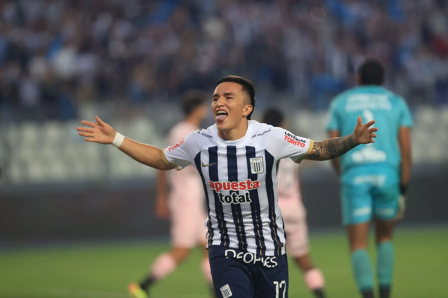 Con un gol tempranero de Cristian Neira en el minuto 6 del primer tiempo, Alianza Lima derrota por 1-0 al Sport Boys del Callao, en partido que se juega esta noche en el estadio Nacional y es válido por la fecha 12 del torneo Apertura.
 Foto: ANDINA/Jhonel Rodríguez