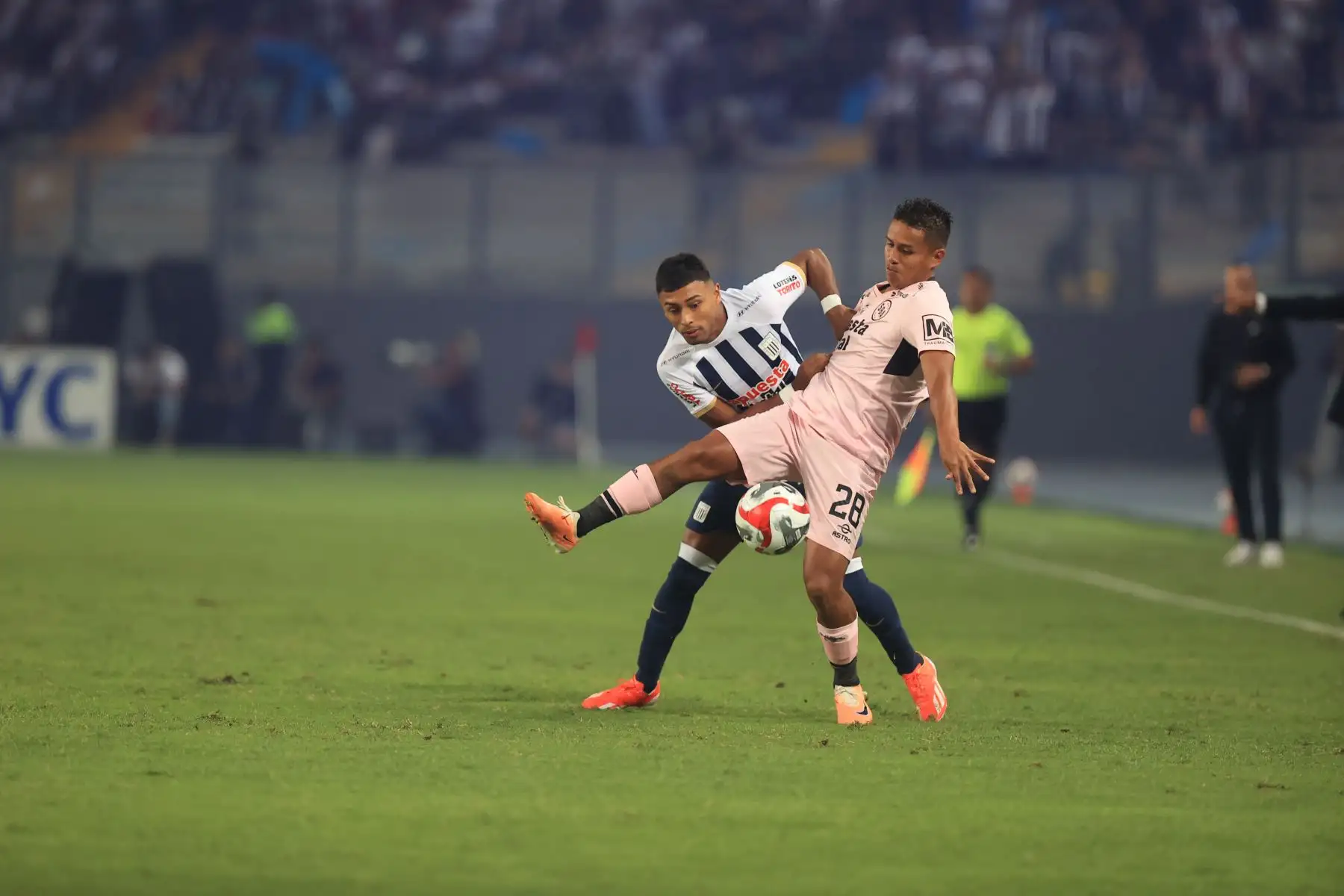 Con un gol tempranero de Cristian Neira en el minuto 6 del primer tiempo, Alianza Lima derrota por 1-0 al Sport Boys del Callao, en partido que se juega esta noche en el estadio Nacional y es válido por la fecha 12 del torneo Apertura.
 Foto: ANDINA/Jhonel Rodríguez