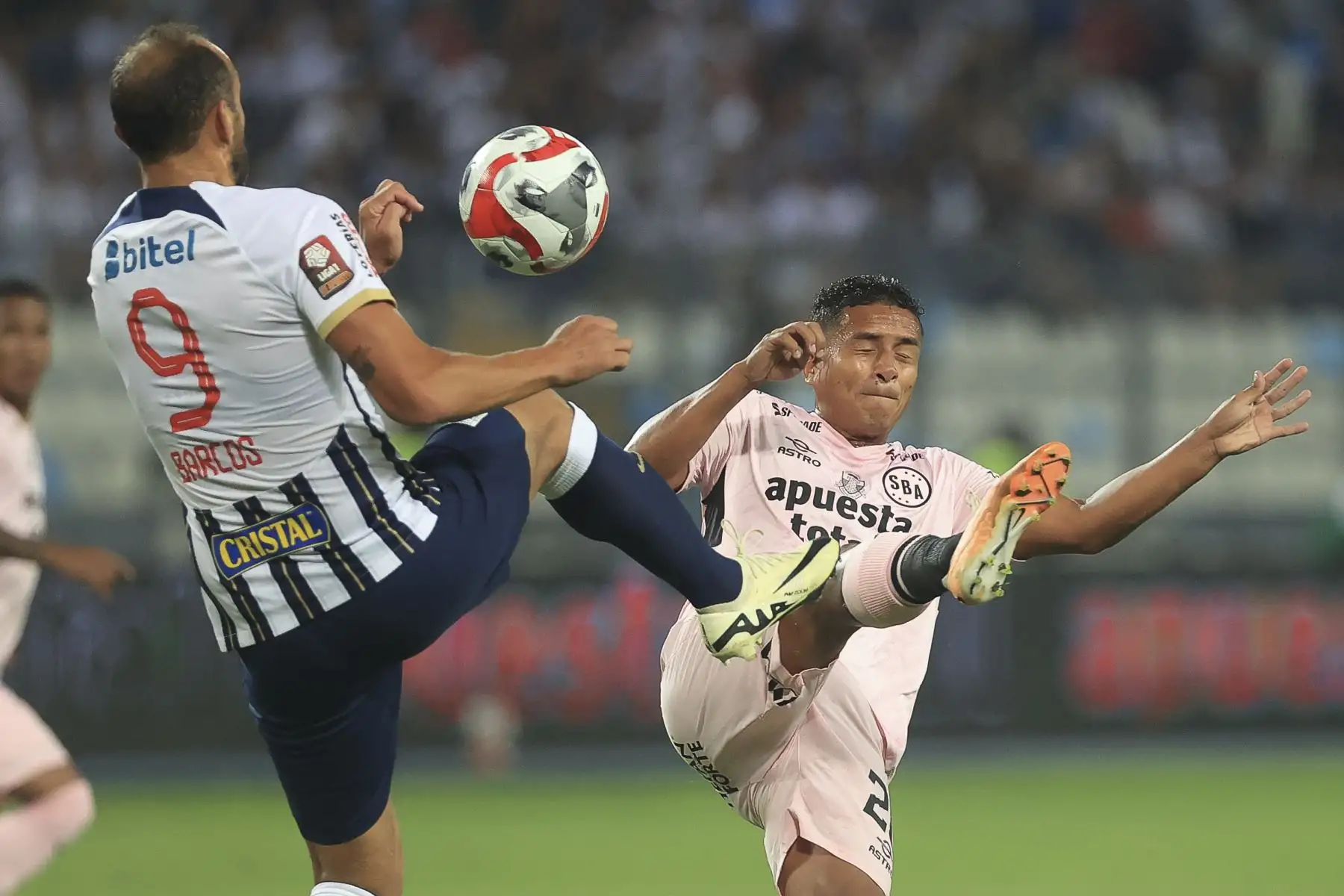 Con un gol tempranero de Cristian Neira en el minuto 6 del primer tiempo, Alianza Lima derrota por 1-0 al Sport Boys del Callao, en partido que se juega esta noche en el estadio Nacional y es válido por la fecha 12 del torneo Apertura.
 Foto: ANDINA/Jhonel Rodríguez