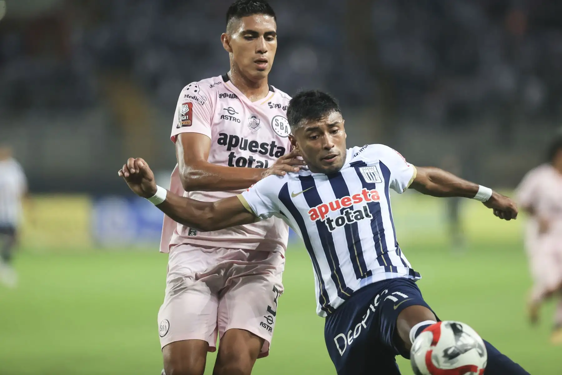 Con un gol tempranero de Cristian Neira en el minuto 6 del primer tiempo, Alianza Lima derrota por 1-0 al Sport Boys del Callao, en partido que se juega esta noche en el estadio Nacional y es válido por la fecha 12 del torneo Apertura.
 Foto: ANDINA/Jhonel Rodríguez