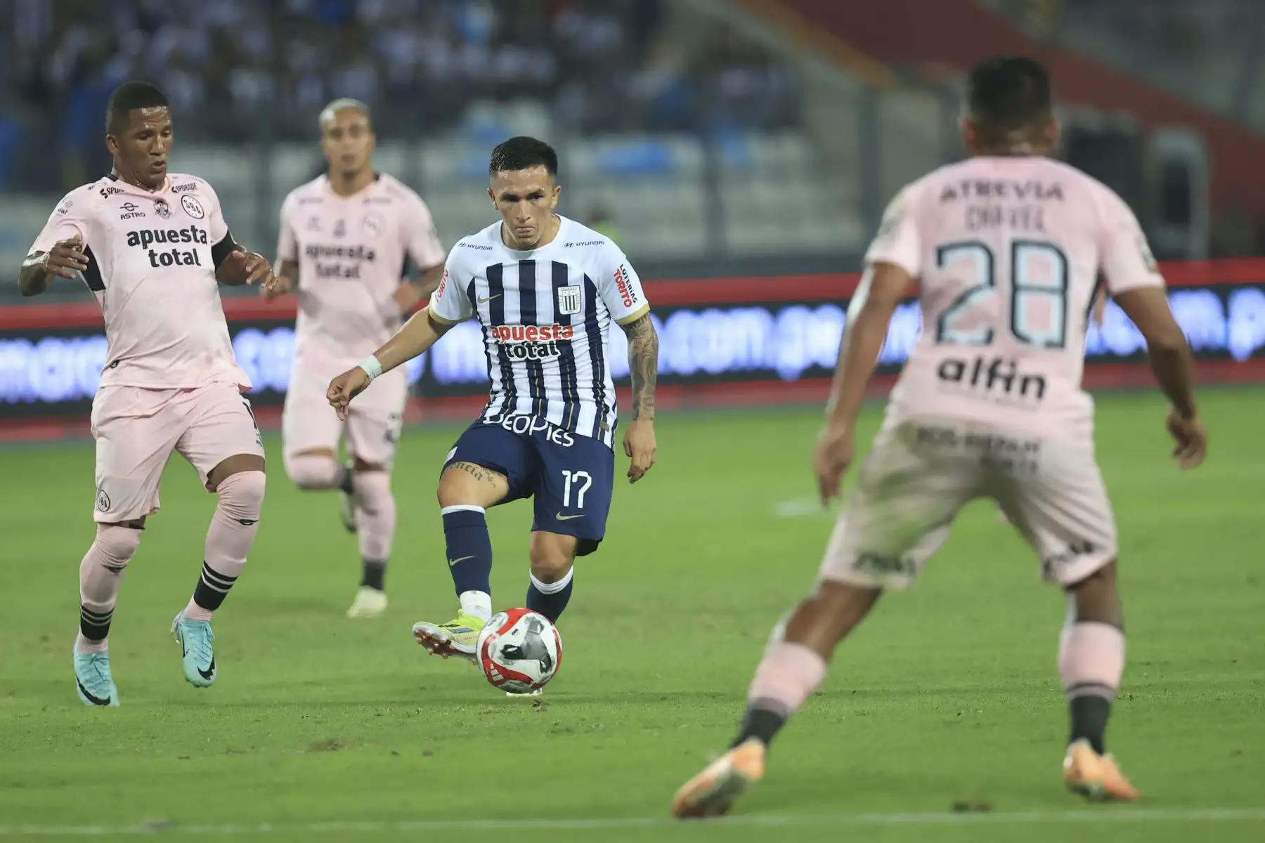 Con un gol tempranero de Cristian Neira en el minuto 6 del primer tiempo, Alianza Lima derrota por 1-0 al Sport Boys del Callao, en partido que se juega esta noche en el estadio Nacional y es válido por la fecha 12 del torneo Apertura.
 Foto: ANDINA/Jhonel Rodríguez