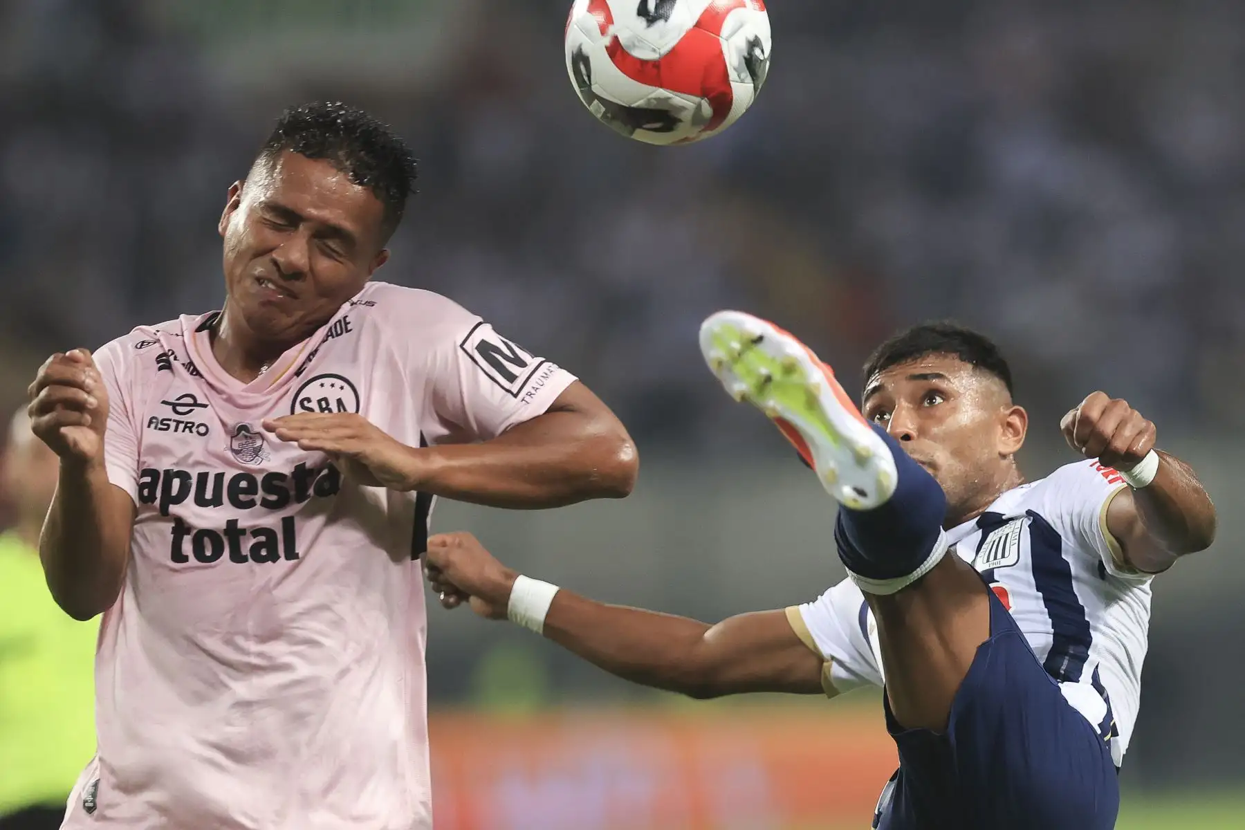 Con un gol tempranero de Cristian Neira en el minuto 6 del primer tiempo, Alianza Lima derrota por 1-0 al Sport Boys del Callao, en partido que se juega esta noche en el estadio Nacional y es válido por la fecha 12 del torneo Apertura.
 Foto: ANDINA/Jhonel Rodríguez