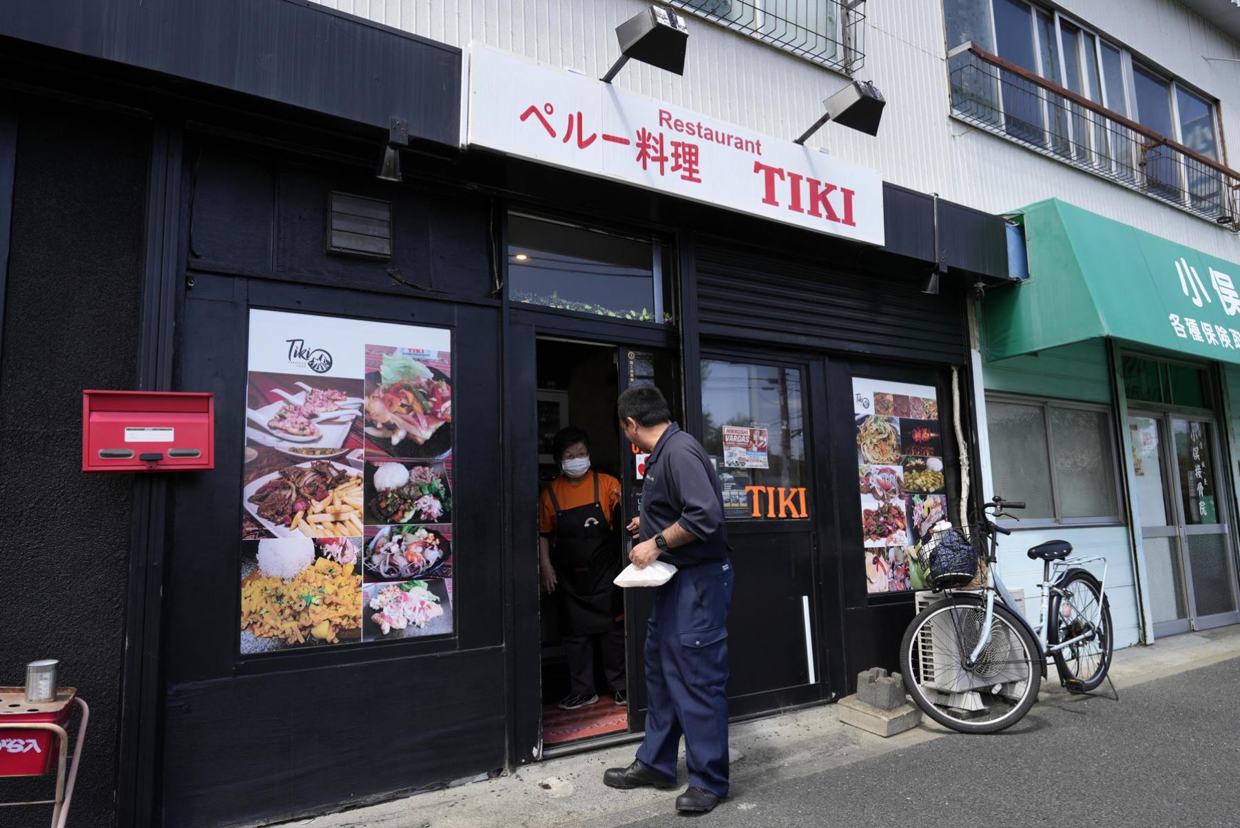 Un hombre de Perú sale del restaurante peruano Tiki después de almorzar en la ciudad de Aikawa, Prefectura de Kanagawa, cerca de Tokio, Japón, Foto: EFE