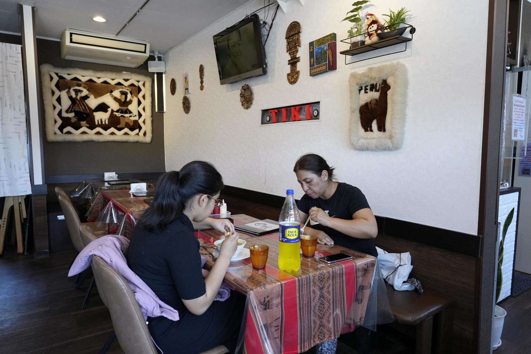 Clientes de Perú almuerzan en el restaurante de cocina peruana Tiki en la ciudad de Aikawa, Prefectura de Kanagawa, cerca de Tokio, Japón. Foto: EFE