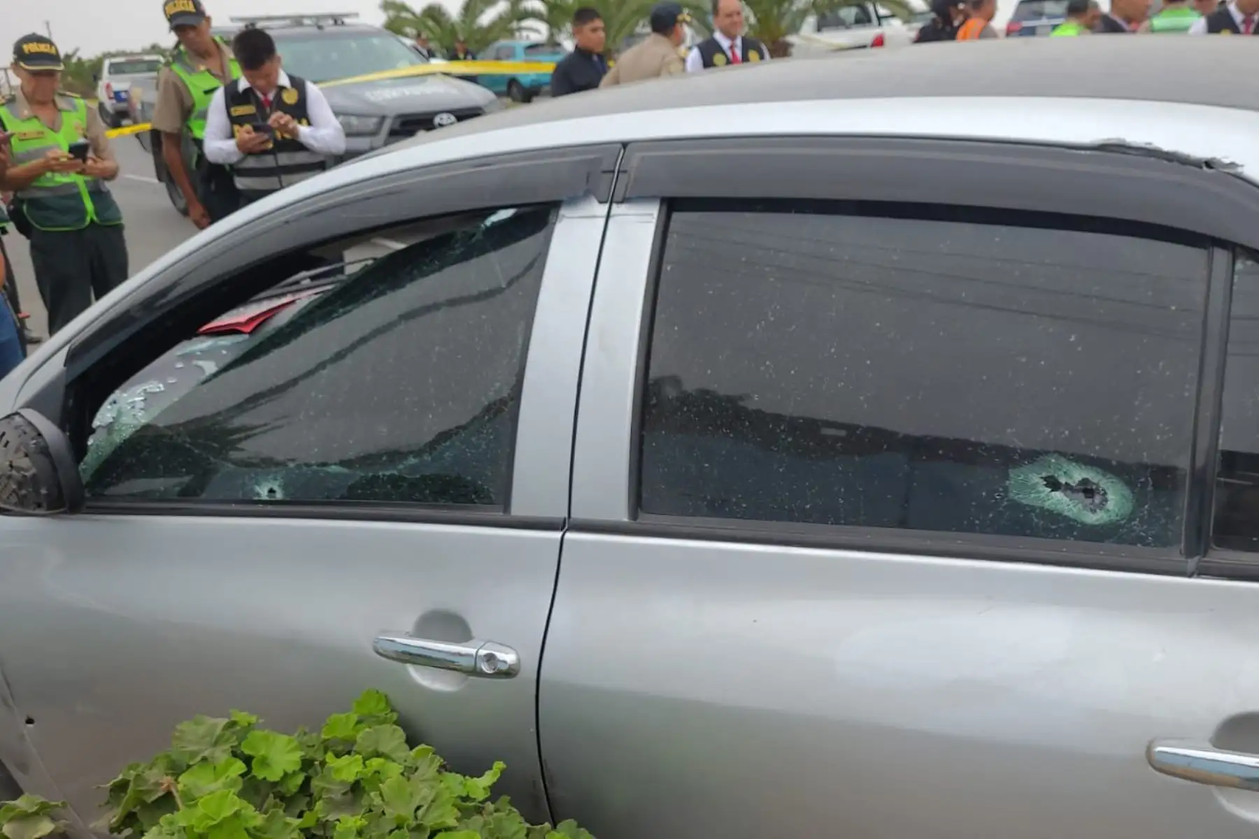 Los malhechores estaban armados e iban en dos motocicletas y un auto Toyota Yaris, color gris, con placa D8G-402. Esperaron a que la furgoneta saliera de la empresa DP World y le hicieron seguimiento cuando, de un momento a otro, le cerraron el paso en la cuadra 13 de la avenida La Paz, comentaron agentes policiales.
Foto:ANDINA/PNP