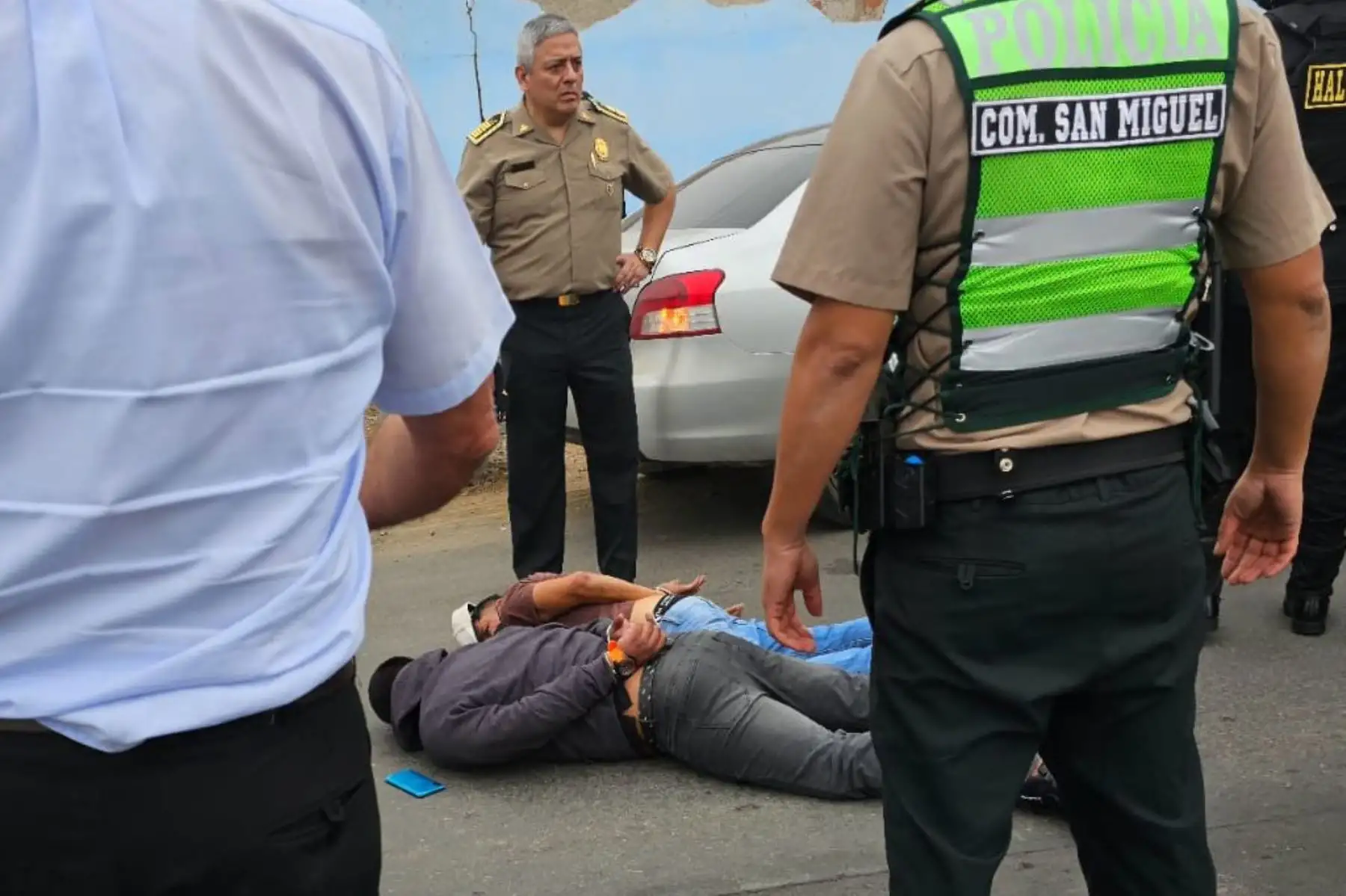 Dos delincuentes detenidos y un agente de seguridad fallecido es el resultado de un operativo policial realizado en el distrito de San Miguel, donde se logró frustrar el asalto de un camión que aparentemente trasladaba artículos de valor.
Foto:ANDINA/PNP