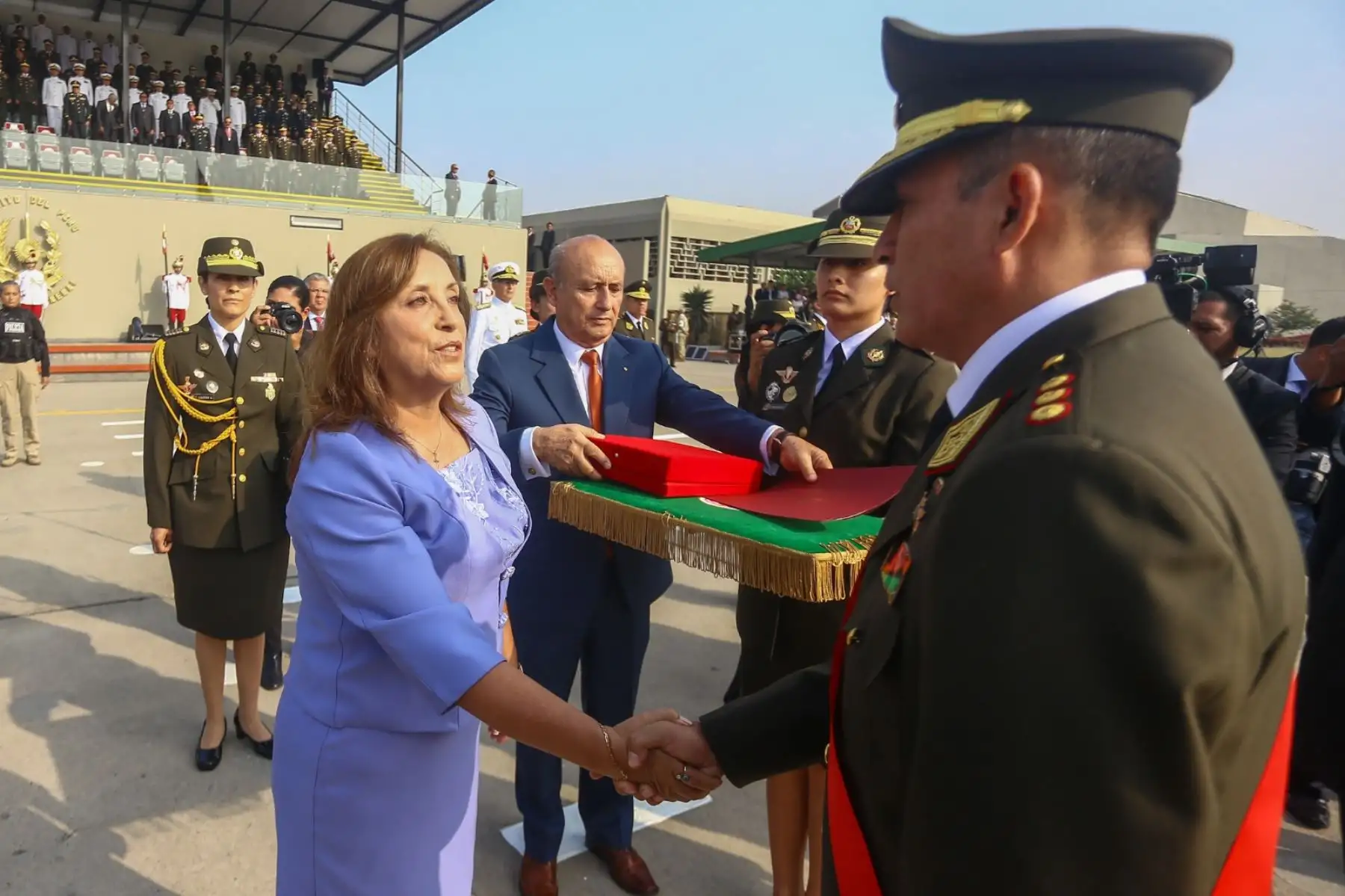 La presidenta de la república, Dina Boluarte Zegarra, encabeza la ceremonia de condecoración de la Medalla al Defensor de la Democracia. Foto: ANDINA/Prensa Presidencia