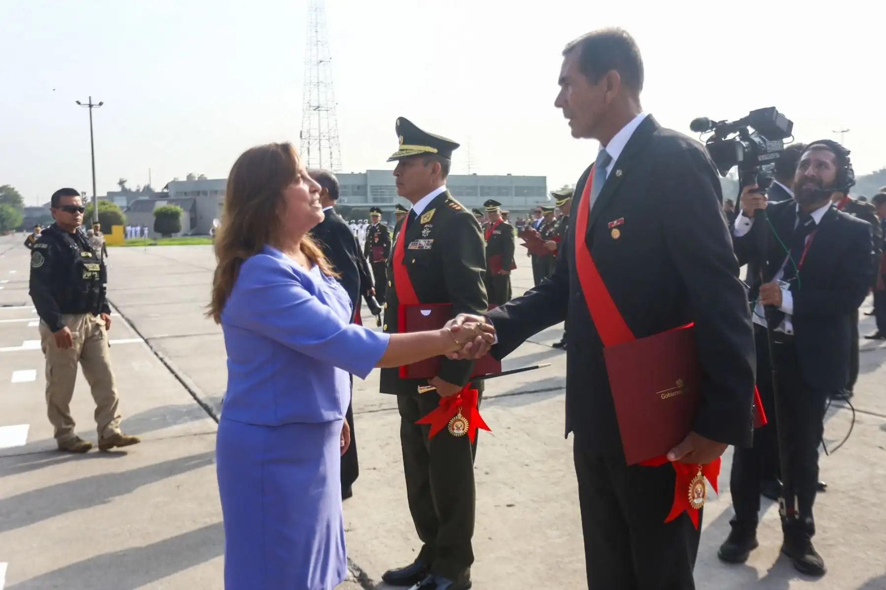 La presidenta de la república, Dina Boluarte Zegarra, encabeza la ceremonia de condecoración de la Medalla al Defensor de la Democracia. Foto: ANDINA/Prensa Presidencia