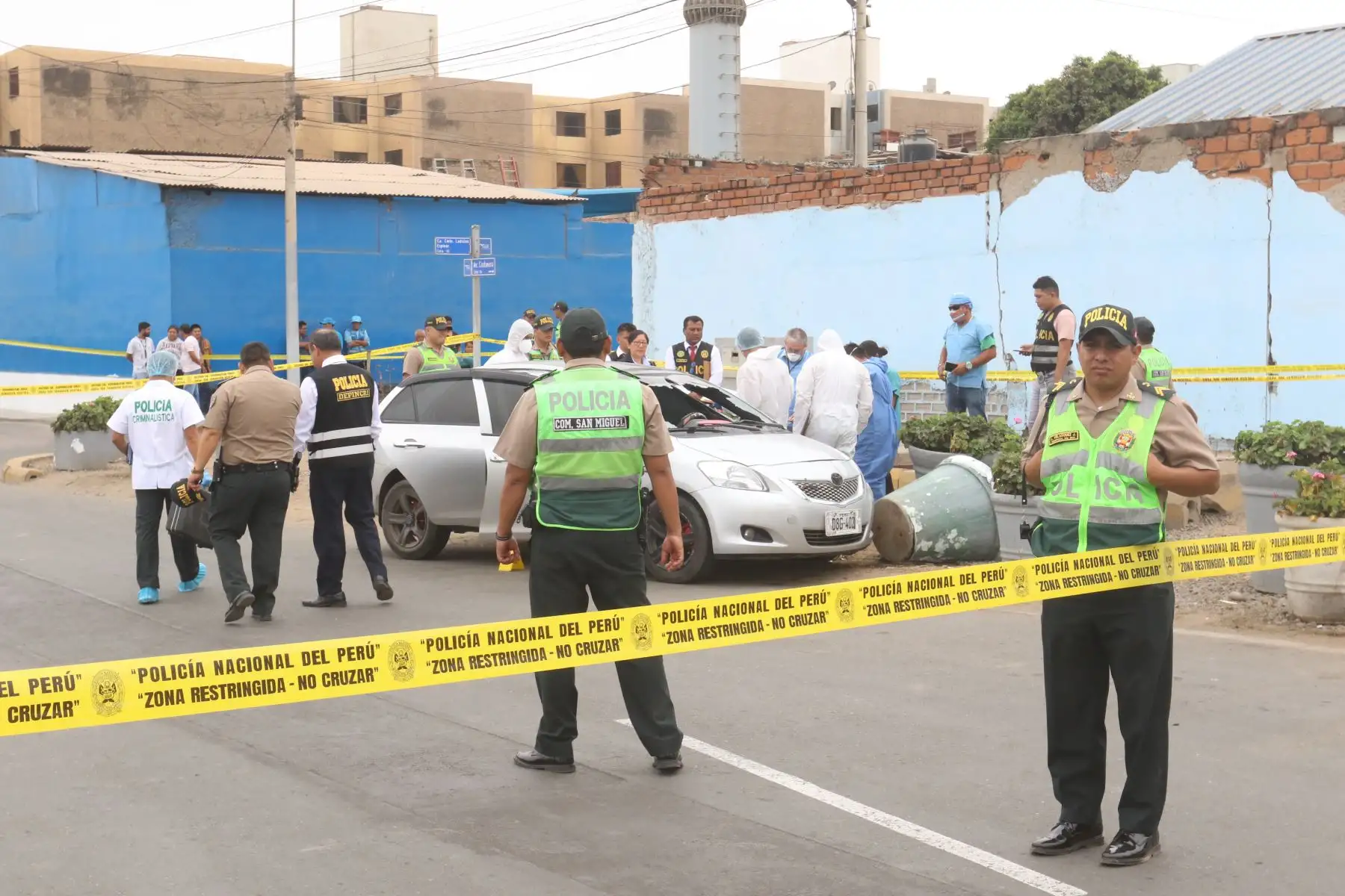 Dos delincuentes detenidos y un agente de seguridad fallecido es el resultado de un operativo policial realizado en el distrito de San Miguel, donde se logró frustrar el asalto de un camión que aparentemente trasladaba artículos de valor.
Foto:ANDINA/Héctor Vinces.
