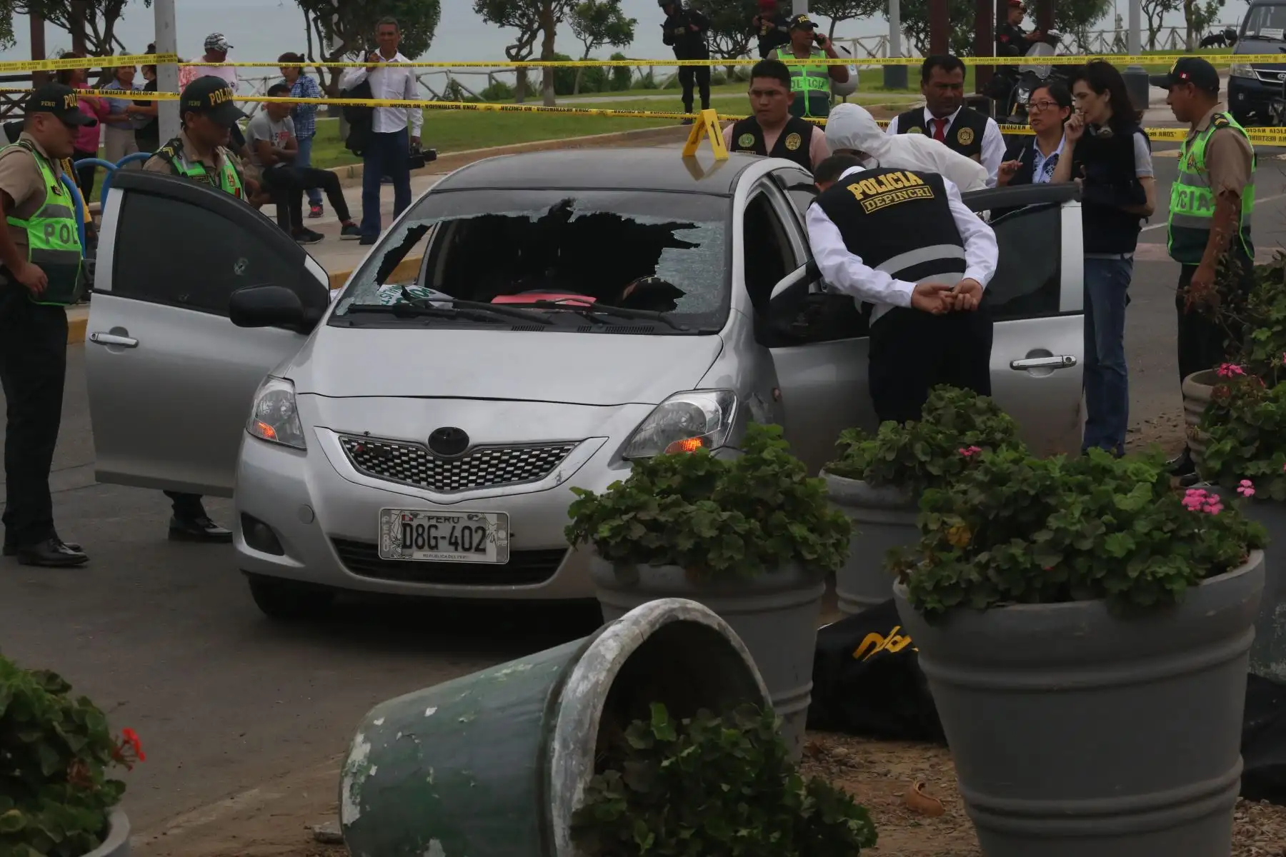 Los malhechores estaban armados e iban en dos motocicletas y un auto Toyota Yaris, color gris, con placa D8G-402. Esperaron a que la furgoneta saliera de la empresa DP World y le hicieron seguimiento cuando, de un momento a otro, le cerraron el paso en la cuadra 13 de la avenida La Paz, comentaron agentes policiales.
Foto:ANDINA/Héctor Vinces