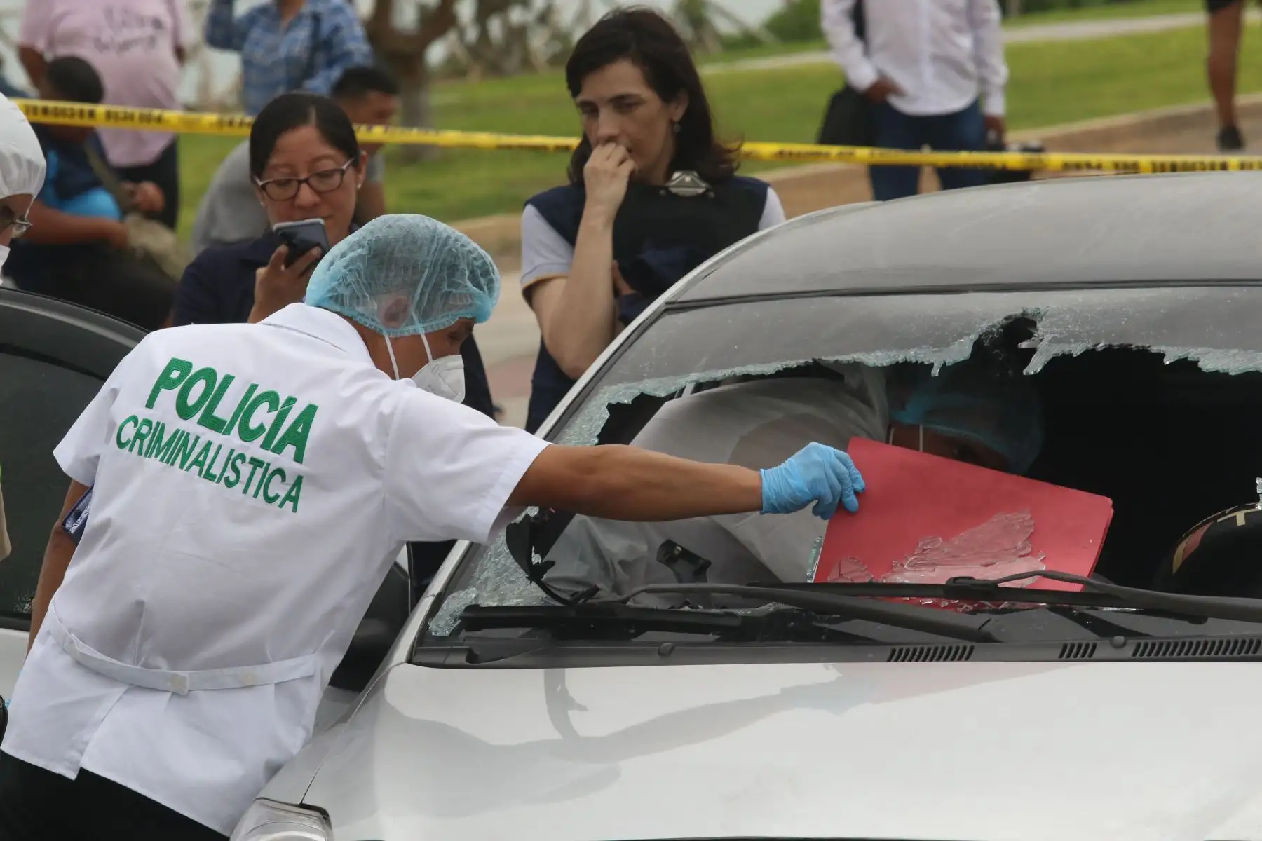 EFECTIVOS DE LA COMISARÍA PNP MAGDALENA INTERVINIERON A DOS SUJETOS, QUIENES PARTICIPARON EN EL EN  ROBO DE UN CAMIÓN FURGÓN EN AV. LA PAZ CDRA. 13 CON DIRECCIÓN A LA AV. COSTANERA, SAN MIGUEL. RESULTADO UNA PERSONA FALLECIDA (OCUPANTE DEL CAMIÓN). 

SE RECUPERÓ EL CAMIÓN FURGÓN Y SE INCAUTO UN AUTO MÓVIL DE LOS PRESUNTOS DELINCUENTES.FOTO:ANDINA/Hector Vinces.