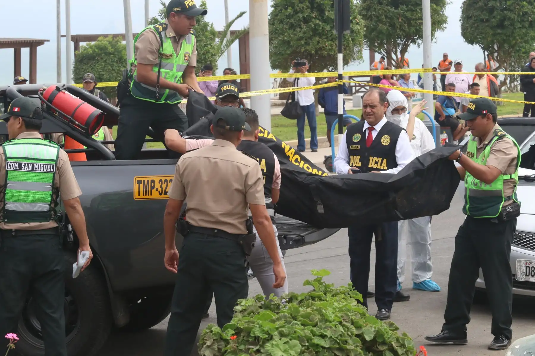 Dos delincuentes detenidos y un agente de seguridad fallecido es el resultado de un operativo policial realizado en el distrito de San Miguel, donde se logró frustrar el asalto de un camión que aparentemente trasladaba artículos de valor.
Foto:ANDINA/Héctor Vinces.