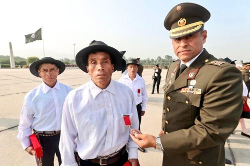 Comités de Autodefensa y mineros de operación Chavín de Huántar fueron condecorados