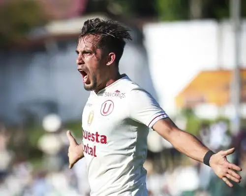 Un doblete del volante Martín Pérez Guedes le dio la victoria a la "U" sobre Unión Comercio. Foto: ANDINA/Difusión