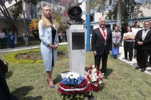 Alfonso López Chau Nava, rector de la Universidad Nacional de Ingeniería, en ceremonia de inauguración del busto del primer cosmonauta en la historia - Yuri Gagarin con el motivo del Día Internacional de la Cosmonáutica y el 90 aniversario de su natalicio, en la Facultad de Ingeniería Mecánica. Foto: ANDINA/Vidal Tarqui
