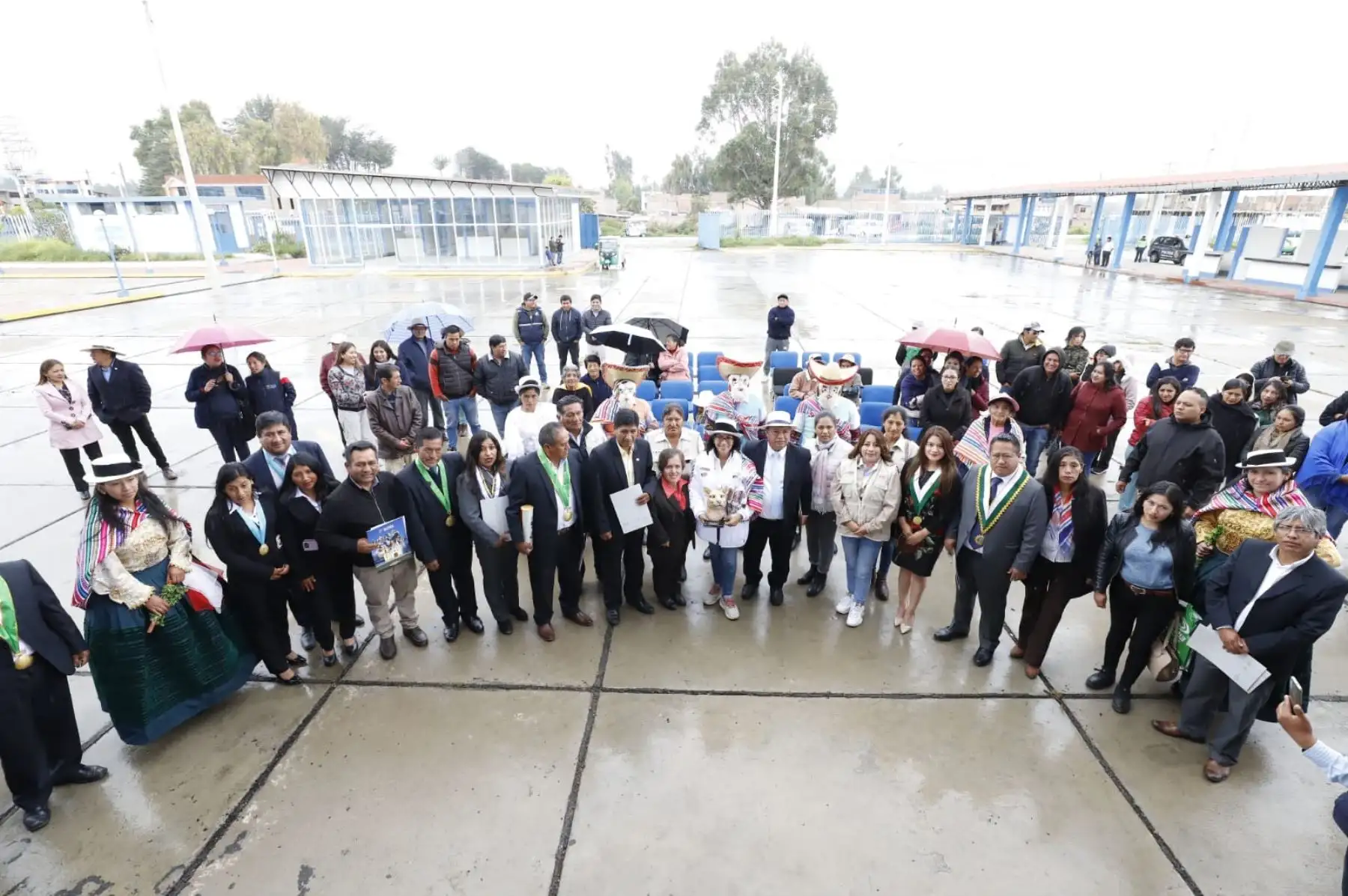 En ceremonias públicas, la ministra de Cultura, Leslie Urteaga, entregó de manera oficial la resolución que declara Patrimonio Cultural de la Nación a la danza pastoril huayligía o huaylegía de las provincias de Tarma y Jauja, a las autoridades de ambas localidades de la región Junín.
Foto: ANDINA/Mincul