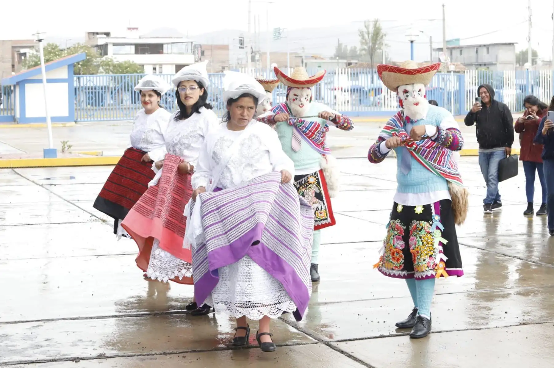 La huayligía o huaylegía es una danza de adoración al Niño Dios o Taita Niño, representada por grupos de pastoras, usualmente a cargo de jóvenes solteras, llamadas huayligías, que van elegantemente vestidas y llevan, a modo de estandartes, varas de flores, por lo general azucenas, sonajas o ramas plateadas decoradas con adornos de papel. Van acompañadas por personajes que representan a los pastores de altura, cuyo nombre más difundido es el de chuto y en algunos casos guían a la comparsa.
Foto: ANDINA/Min