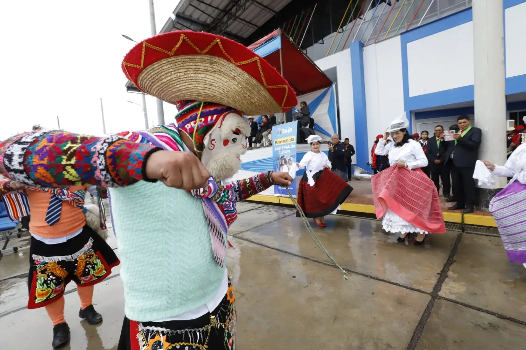 La huayligía o huaylegía es una danza de adoración al Niño Dios o Taita Niño, representada por grupos de pastoras, usualmente a cargo de jóvenes solteras, llamadas huayligías, que van elegantemente vestidas y llevan, a modo de estandartes, varas de flores, por lo general azucenas, sonajas o ramas plateadas decoradas con adornos de papel. Van acompañadas por personajes que representan a los pastores de altura, cuyo nombre más difundido es el de chuto y en algunos casos guían a la comparsa.
Foto: ANDINA/Min
